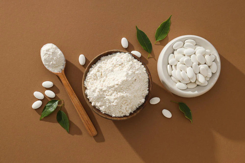 Magnesium: Welche Form ist die beste? Der grosse Vergleich - Pulver und Tabletten auf einer braunen Oberfläche.