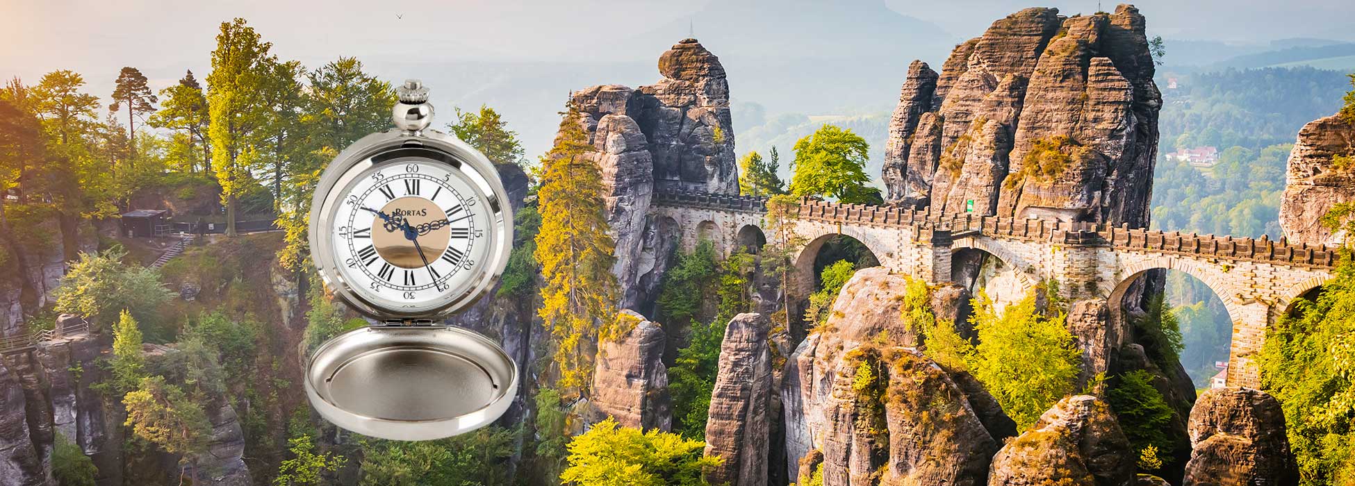 Eine Taschenuhr schwebt vor einer beeindruckenden Felsenlandschaft mit einer steinernen Brücke und grünen Bäumen.