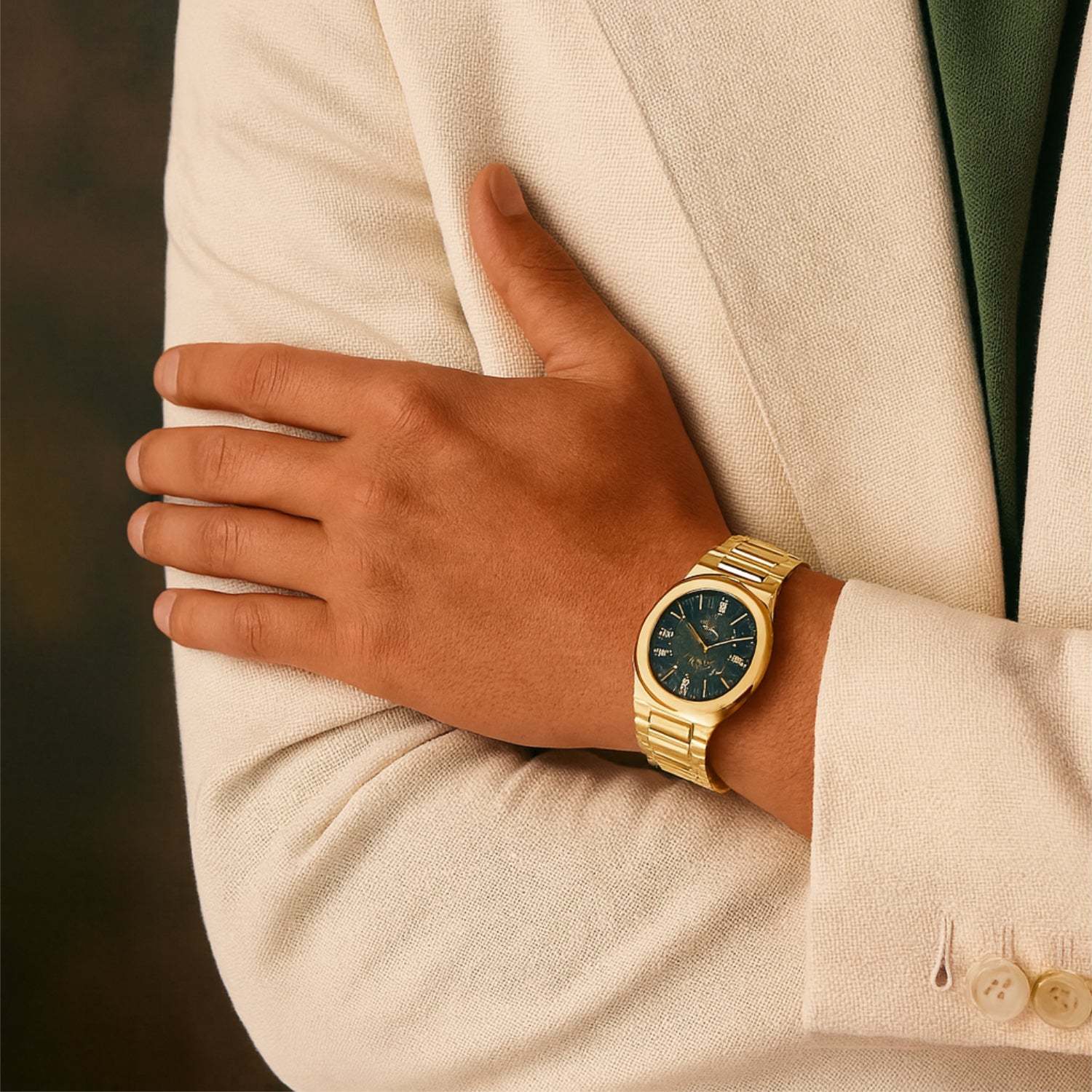F.428 – sportlich-elegante Kissenform in Gold mit British Racing Green