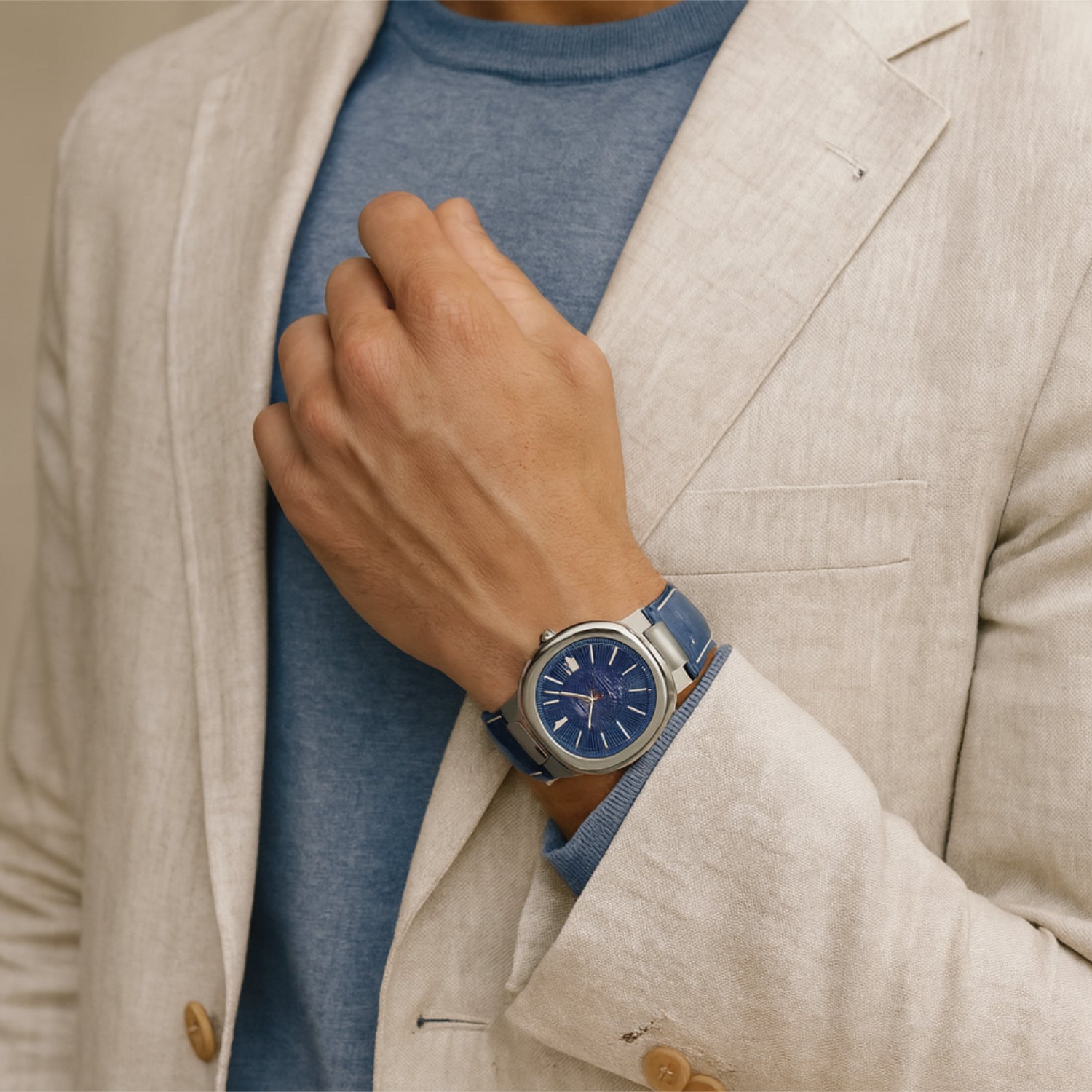 F.433 – sportlich-klassische Kissenform mit blauem Kunstleder-Armband