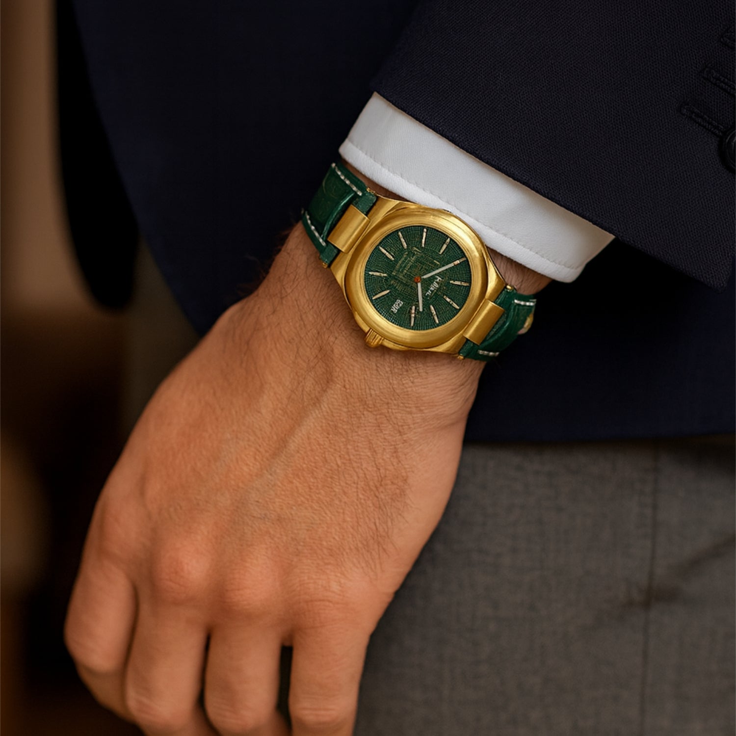 F.434 – stilvolle Kissenform mit Kunstleder-Armband in British Racing Green