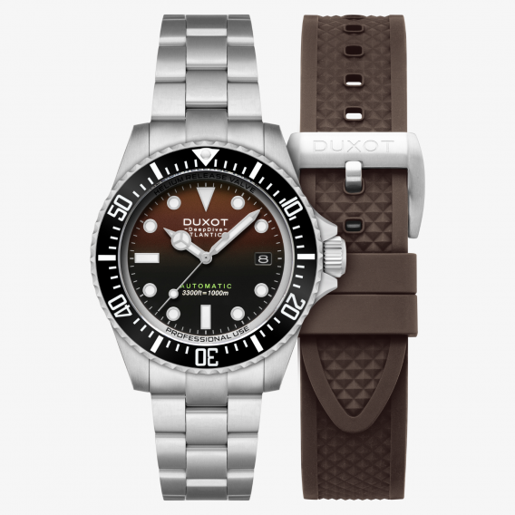 Silberne Taucheruhr mit schwarzem Zifferblatt, neben einem braunen Armband mit Metallverschluss.
