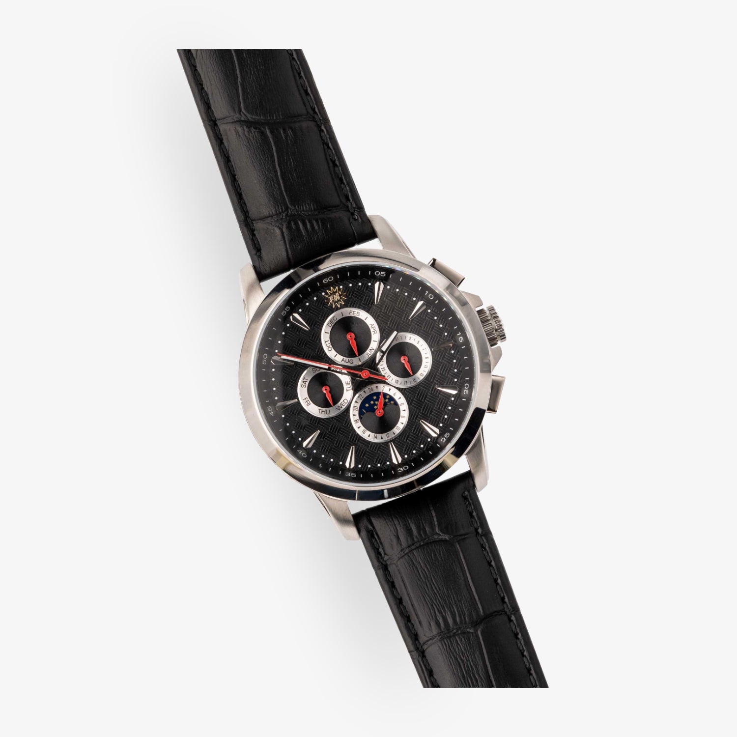 Armbanduhr mit schwarzem Lederarmband und vier kleinen Zifferblättern im Hauptzifferblatt auf weißem Hintergrund.