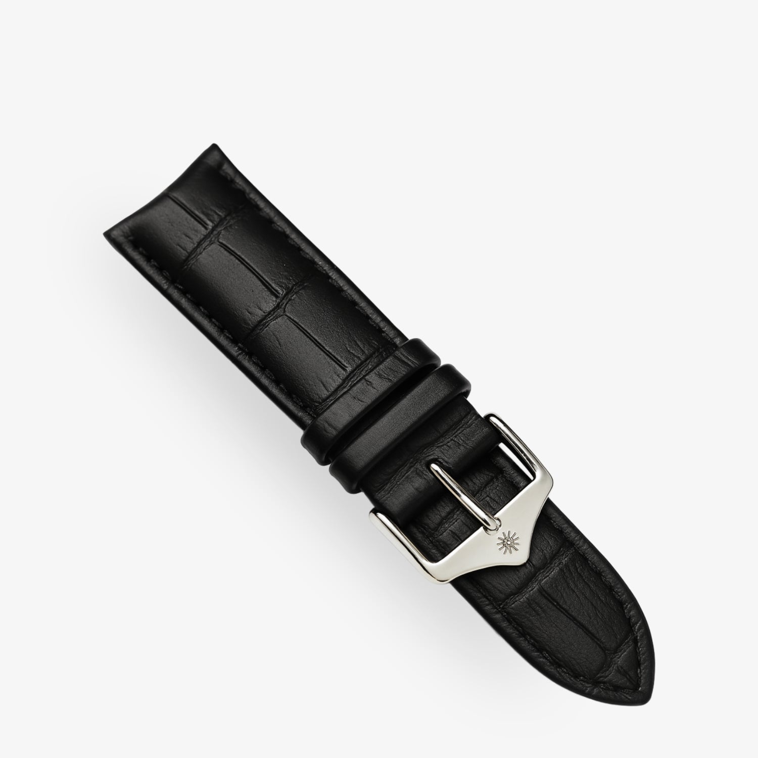 Schwarzes Lederarmband mit Krokodilmuster, silberner Schnalle und geprägtem Logo auf einem weißen Hintergrund.
