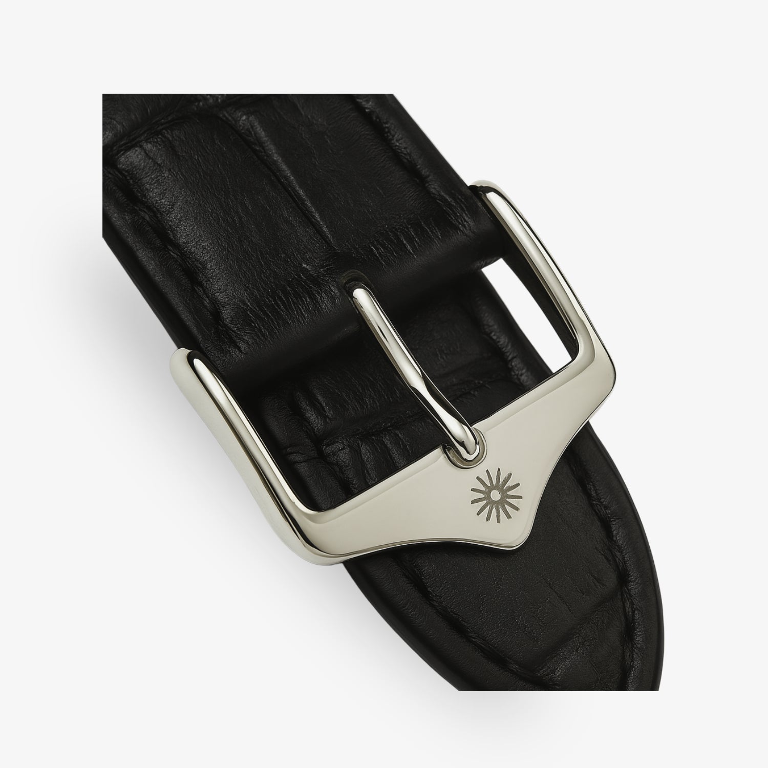 Schwarzes Lederarmband mit silberner Dornschließe mit dezenter Sonnenprägung auf der Schließe.
