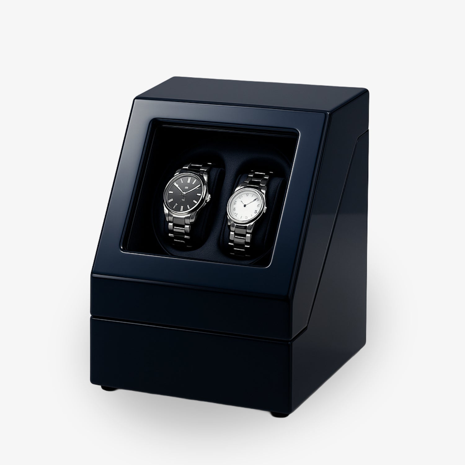 Zwei Armbanduhren in einem schwarzen Uhrenbeweger mit Glasscheibe vor weißem Hintergrund.