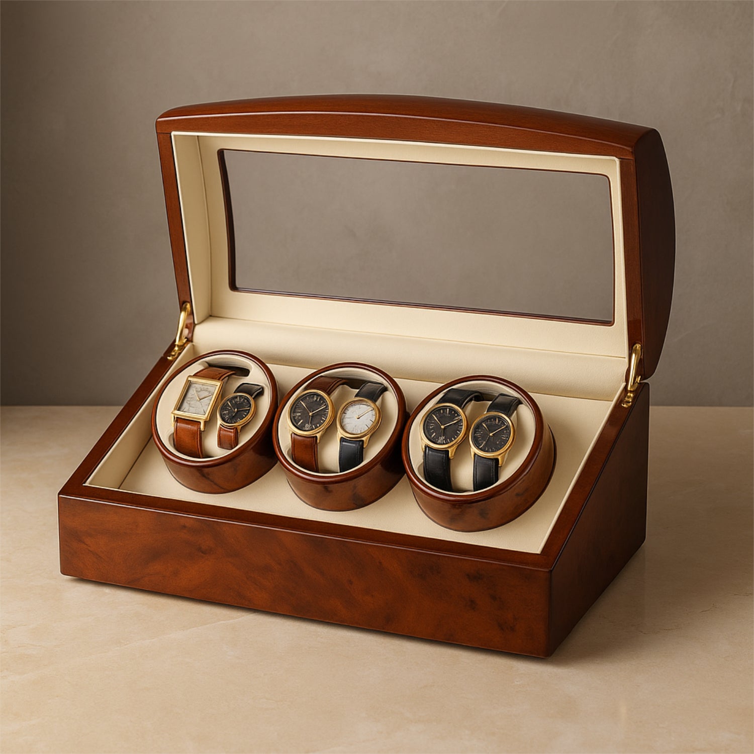 Holz-Uhrenbox mit Glasdeckel, offen, zeigt sechs Uhren in einem cremefarbenen Innenraum auf einem Tisch.