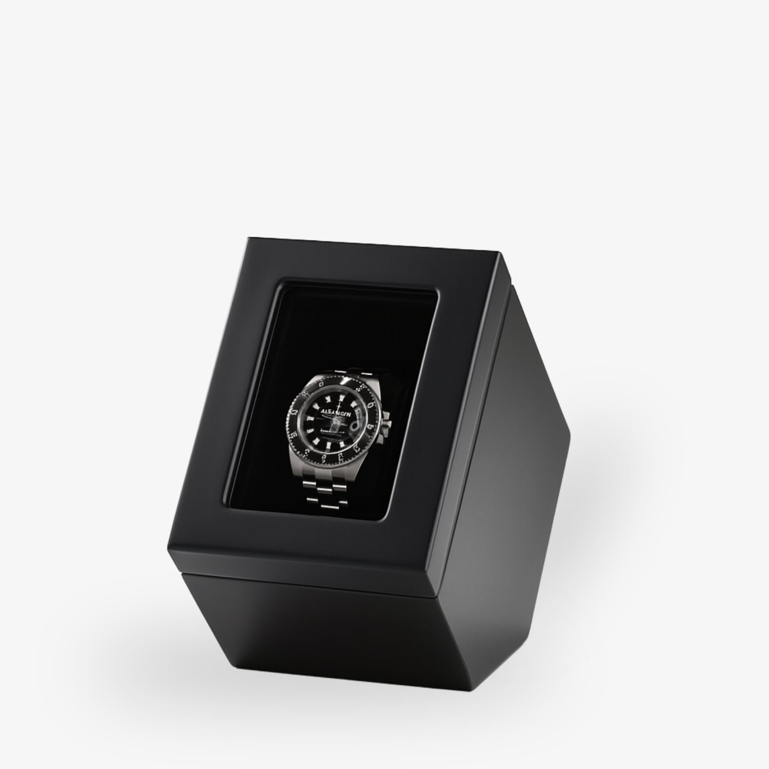 Eine silberne Armbanduhr ist in einem schwarzen Uhrenbeweger auf weißem Hintergrund ausgestellt.