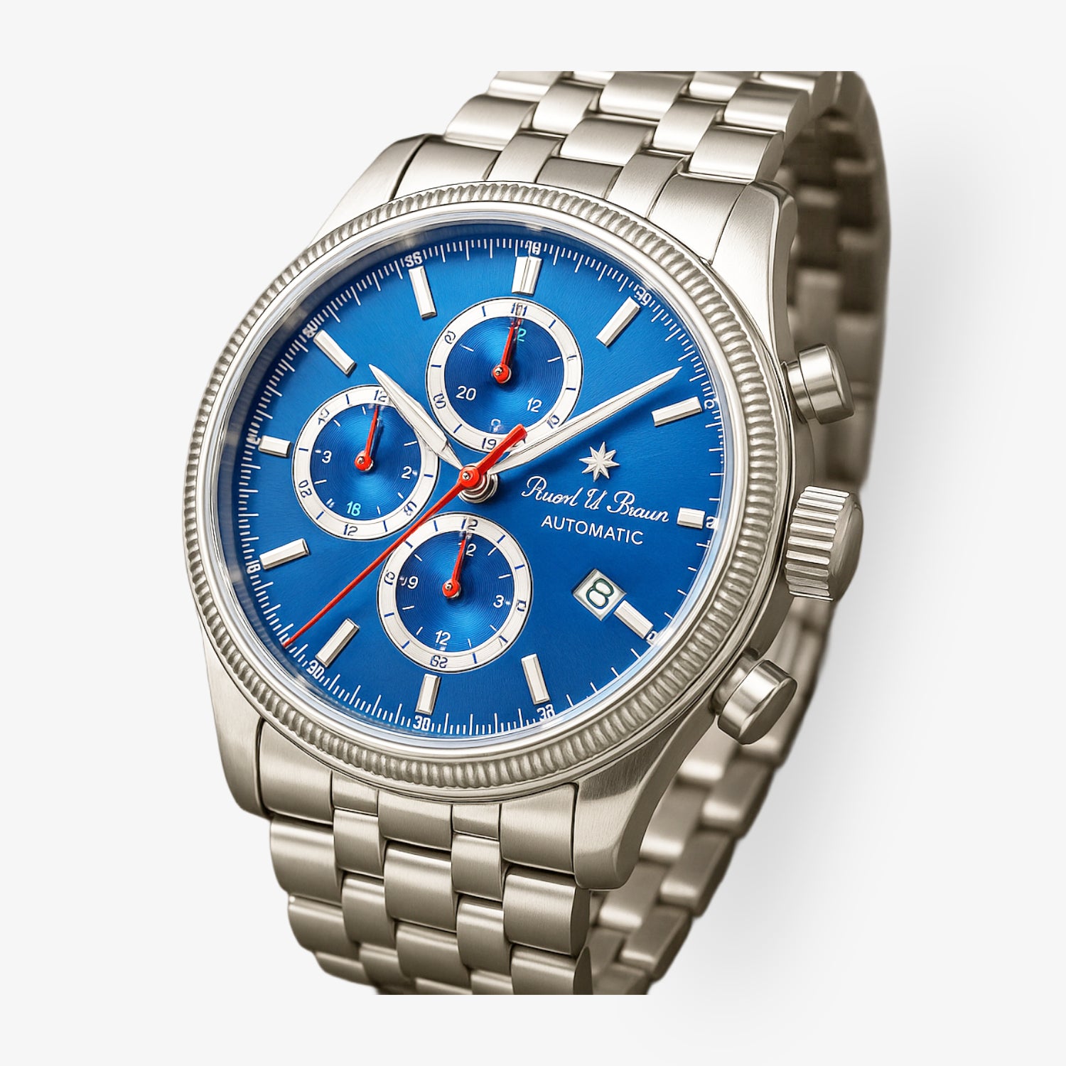 Silberne Armbanduhr mit blauem Zifferblatt, drei kleinen Zifferblättern, roten Zeigern und Datum, auf weißem Hintergrund.