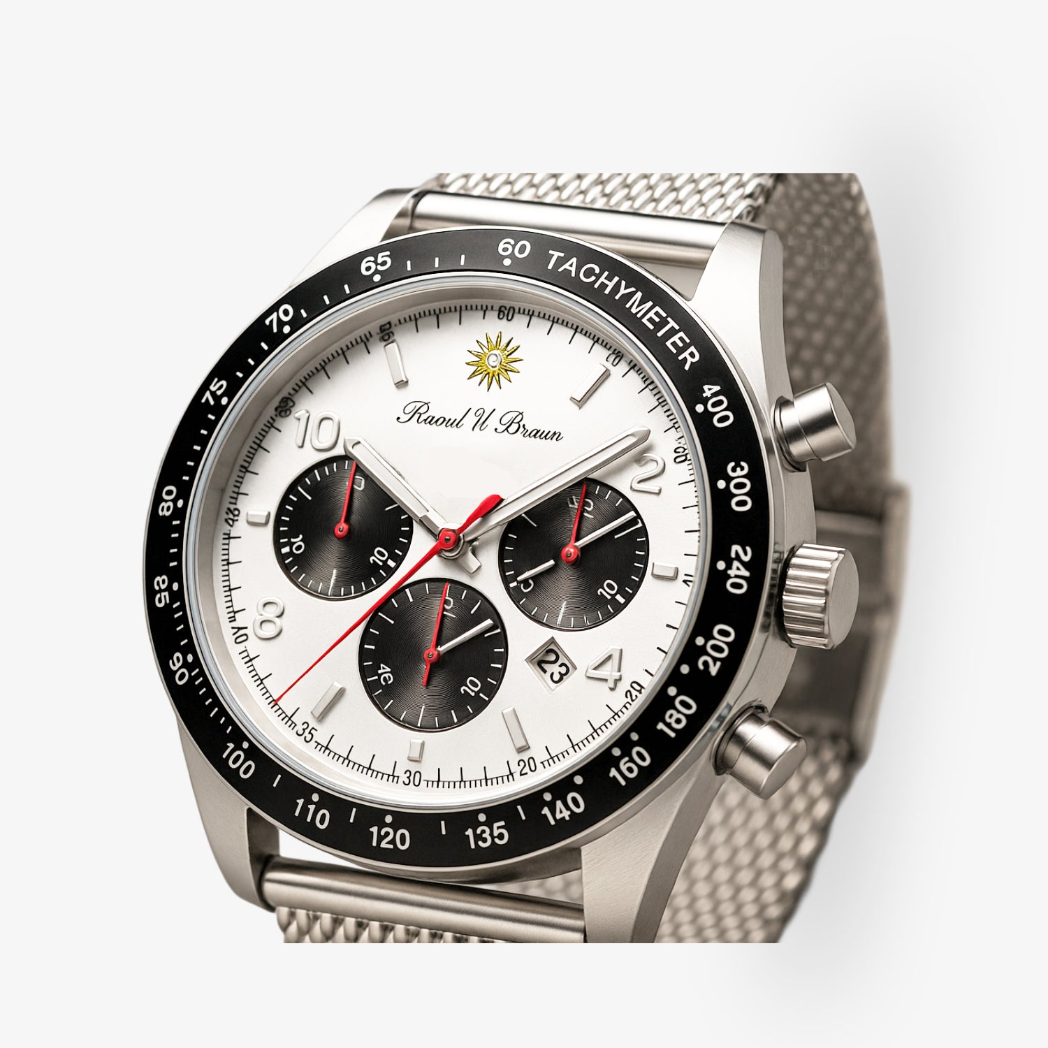 Silberne Armbanduhr mit weißem Zifferblatt, schwarzen Chronographen und Tachymeterskala, mit Mesh-Armband.