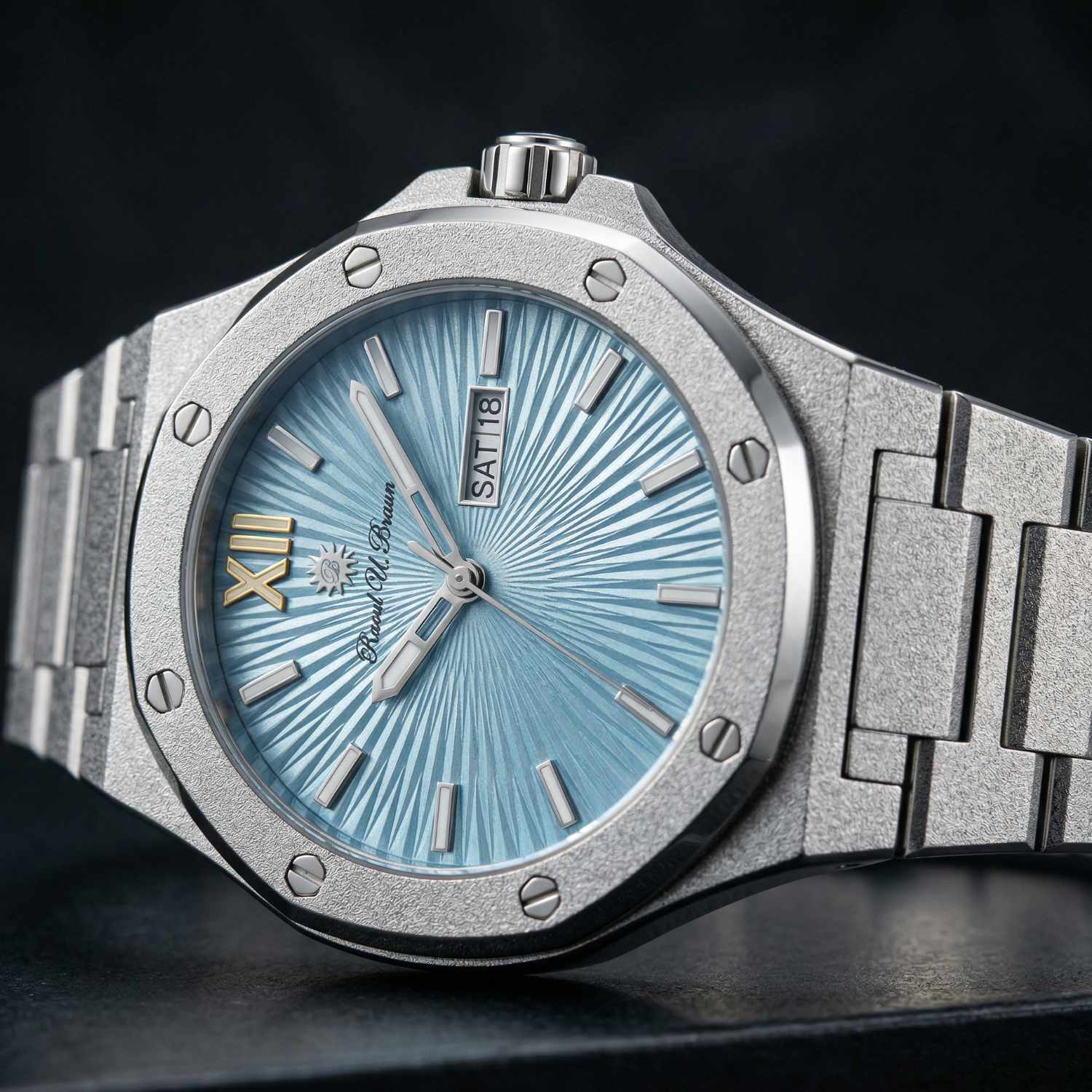 Automatikuhr Silberfarben aus Edelstahl mit hellblauen Ziffernblatt Nebenansicht