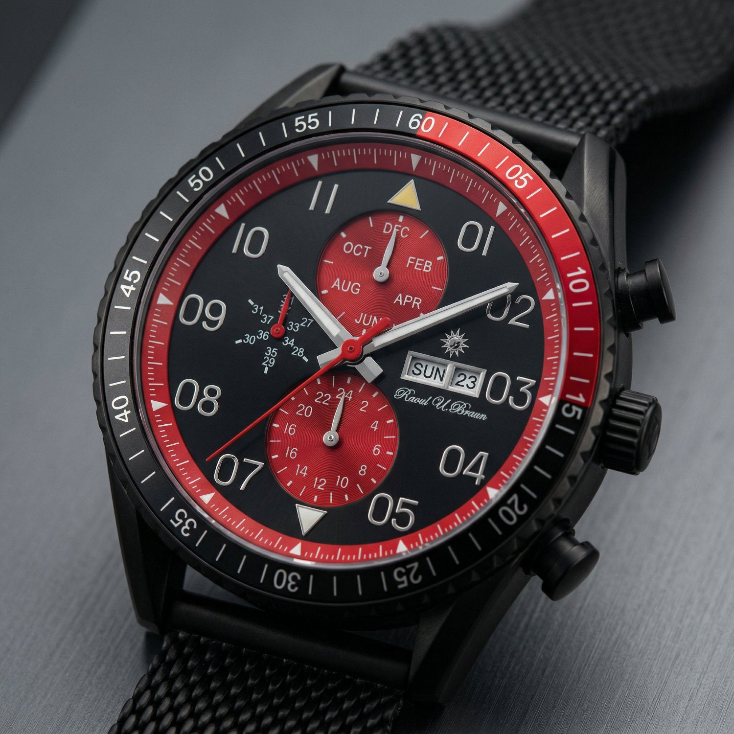 Automatikuhr RUB05-0224L-BM-s-r mit schwarzem Gehäuse und zweifarbiger Lünette auf schwarzem Armband.