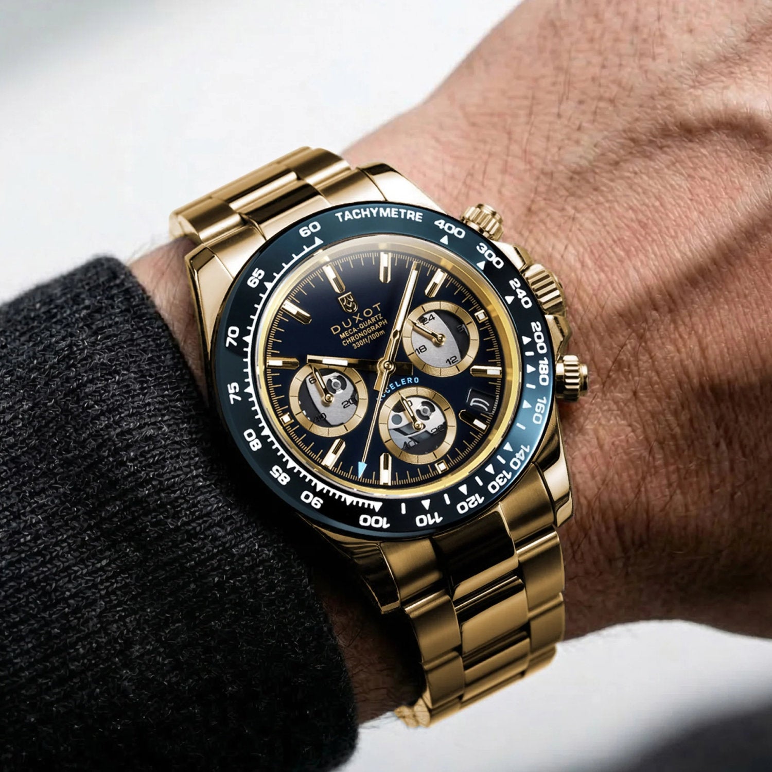 Chronograph auf goldenem Armband, ausgefallenes Design im Stil von Motorsport, modernes Zifferblatt mit Tachymeter.