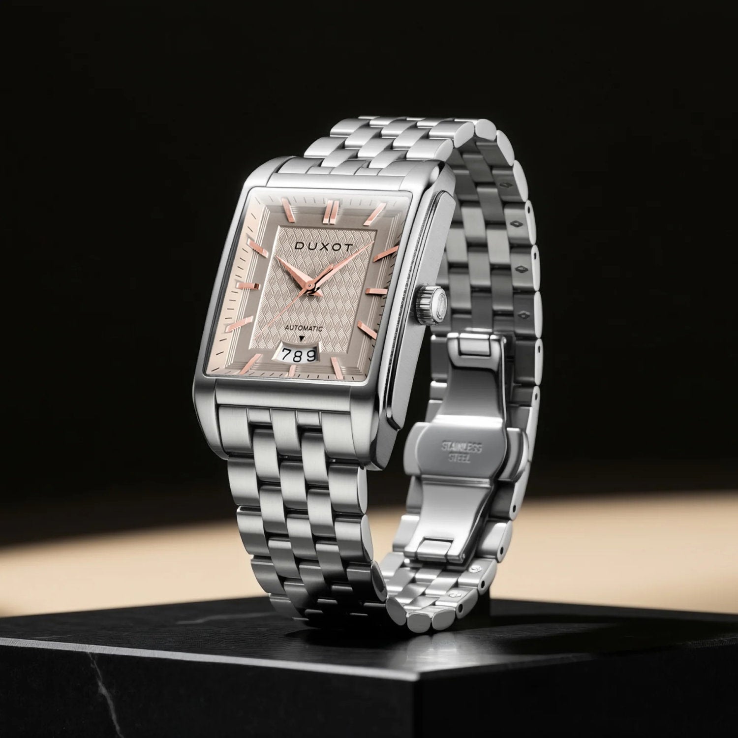 Elegante Automatikuhr mit quadratischem Gehäuse und Edelstahlarmband von DUXOT, Automatikwerk.