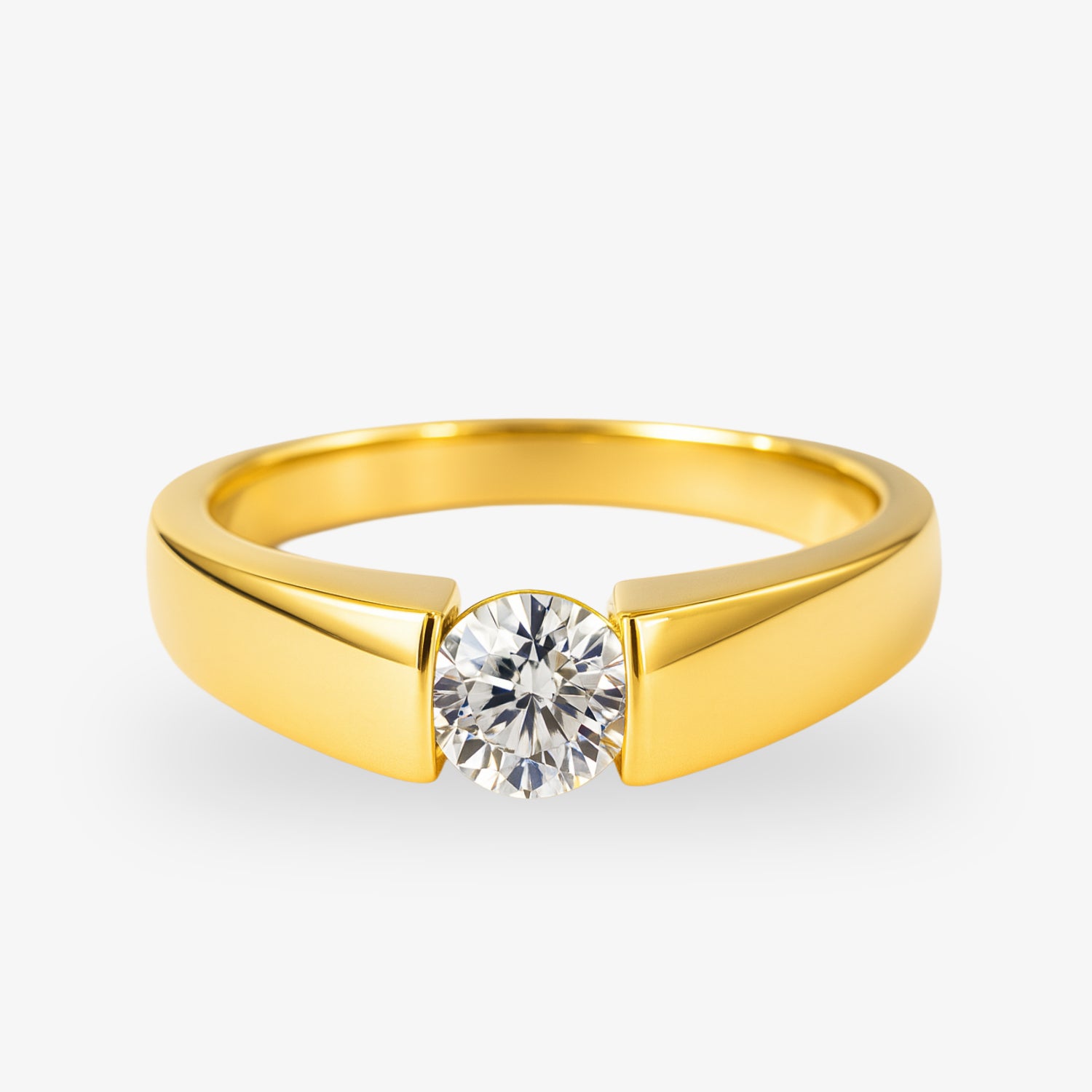Goldener Ring mit einem runden, funkelnden Diamanten in der Mitte auf weißem Hintergrund.