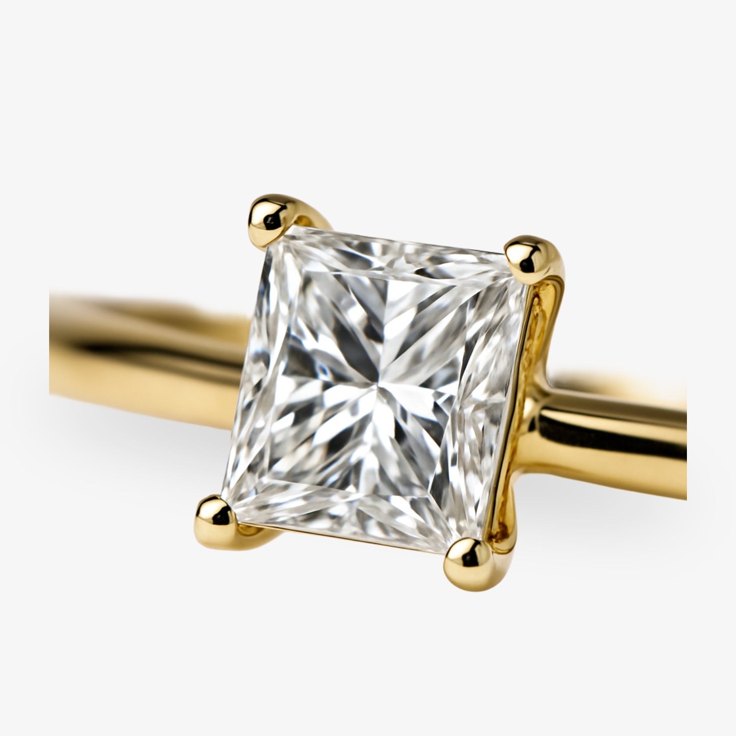 Goldring mit quadratischem Diamanten in Nahaufnahme.