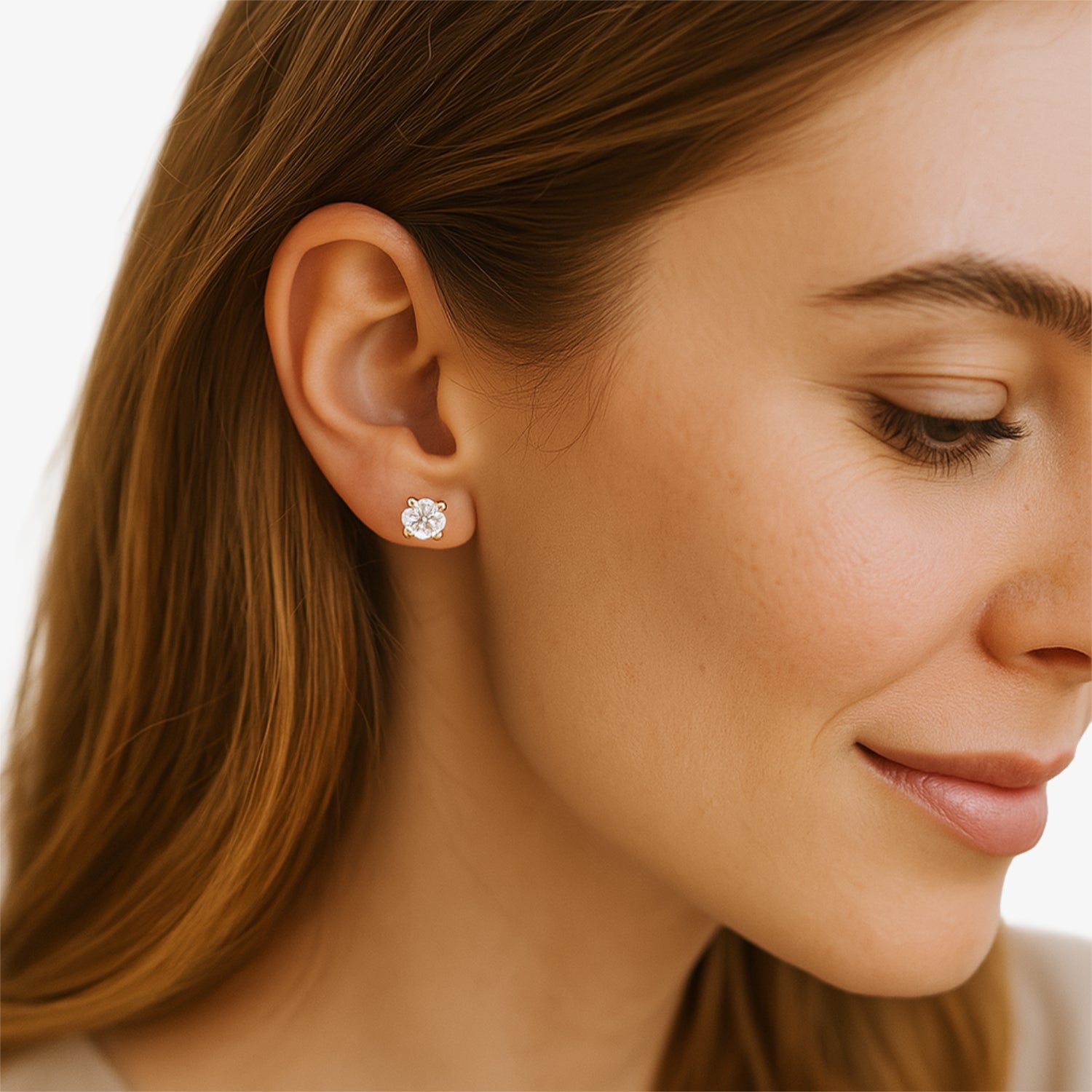 Nahaufnahme eines Ohrläppchens mit einem glitzernden Diamant-Ohrring, seitliches Porträt einer Frau im Profil.