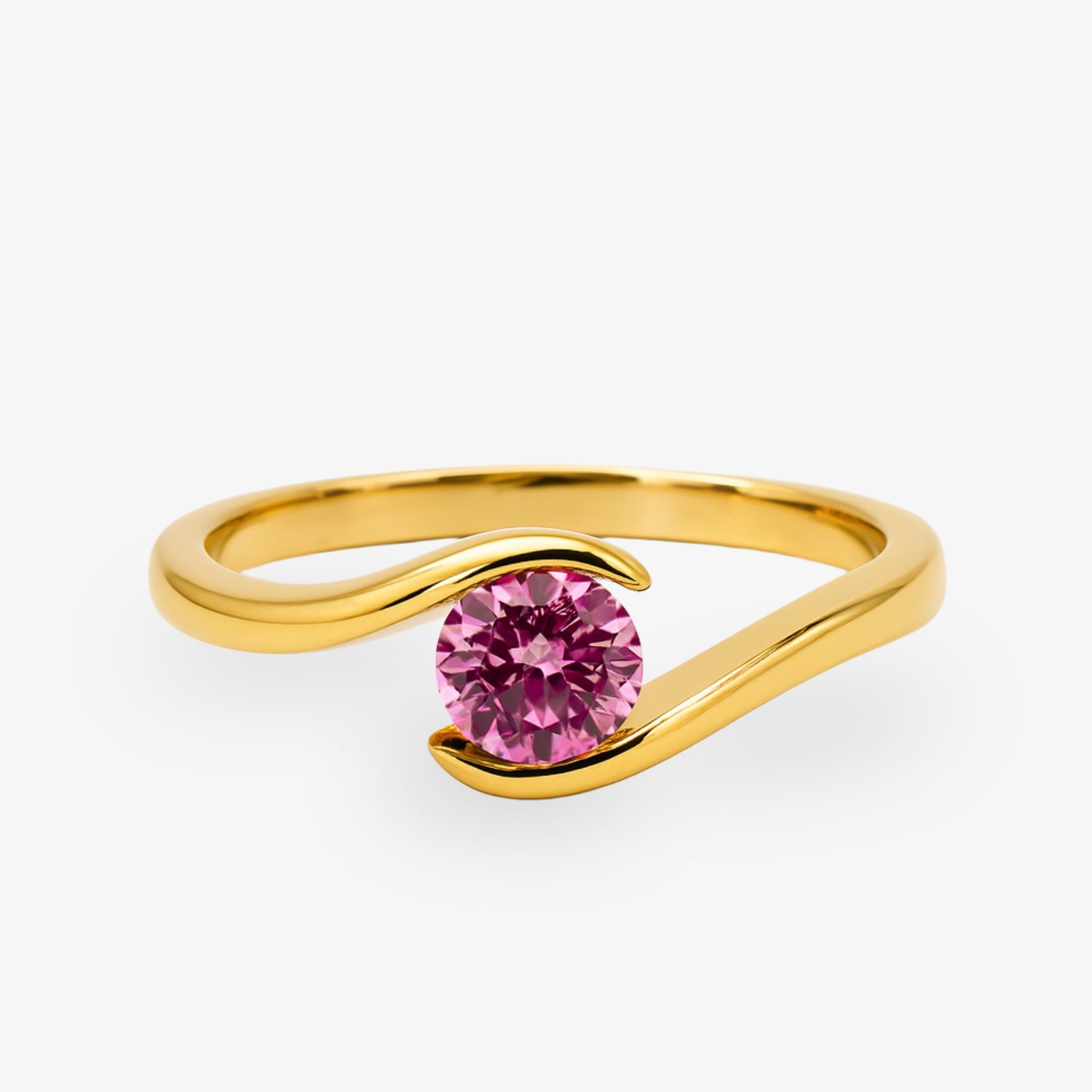 Goldener Ring mit einem rosafarbenen Edelstein in geschwungenem Design auf weißem Hintergrund.