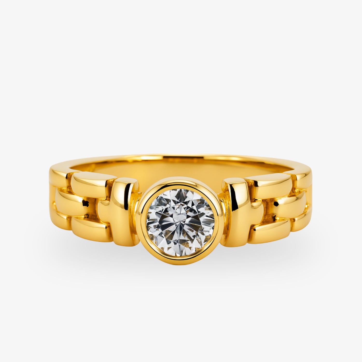 Goldring mit breitem Band und einem großen, zentralen Diamanten auf hellem Hintergrund.