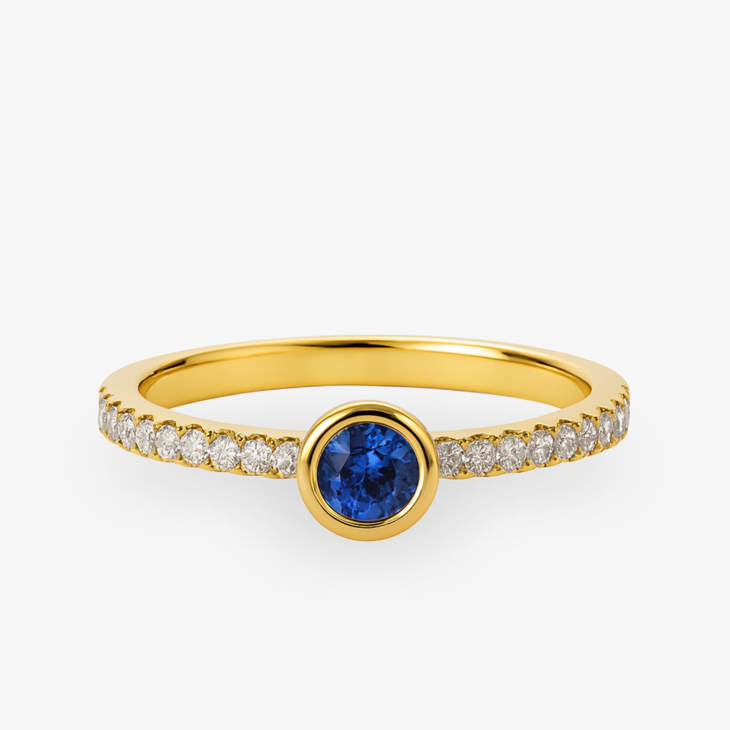 Goldener Ring mit einem großen blauen Edelstein in der Mitte, umgeben von kleinen Diamanten.