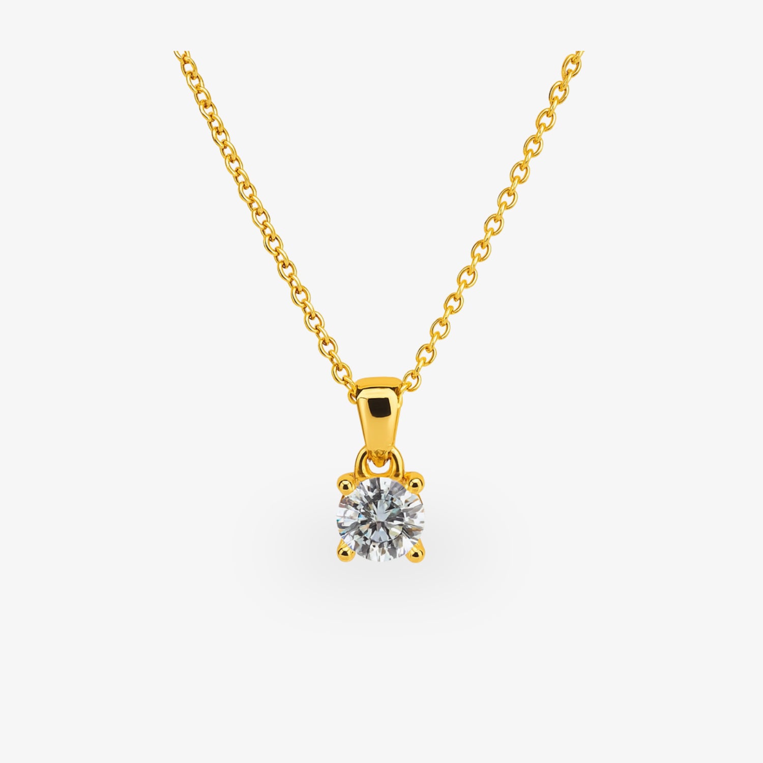 Goldene Kette mit einem runden Diamantanhänger in einer Krappenfassung, vor einem weißen Hintergrund.