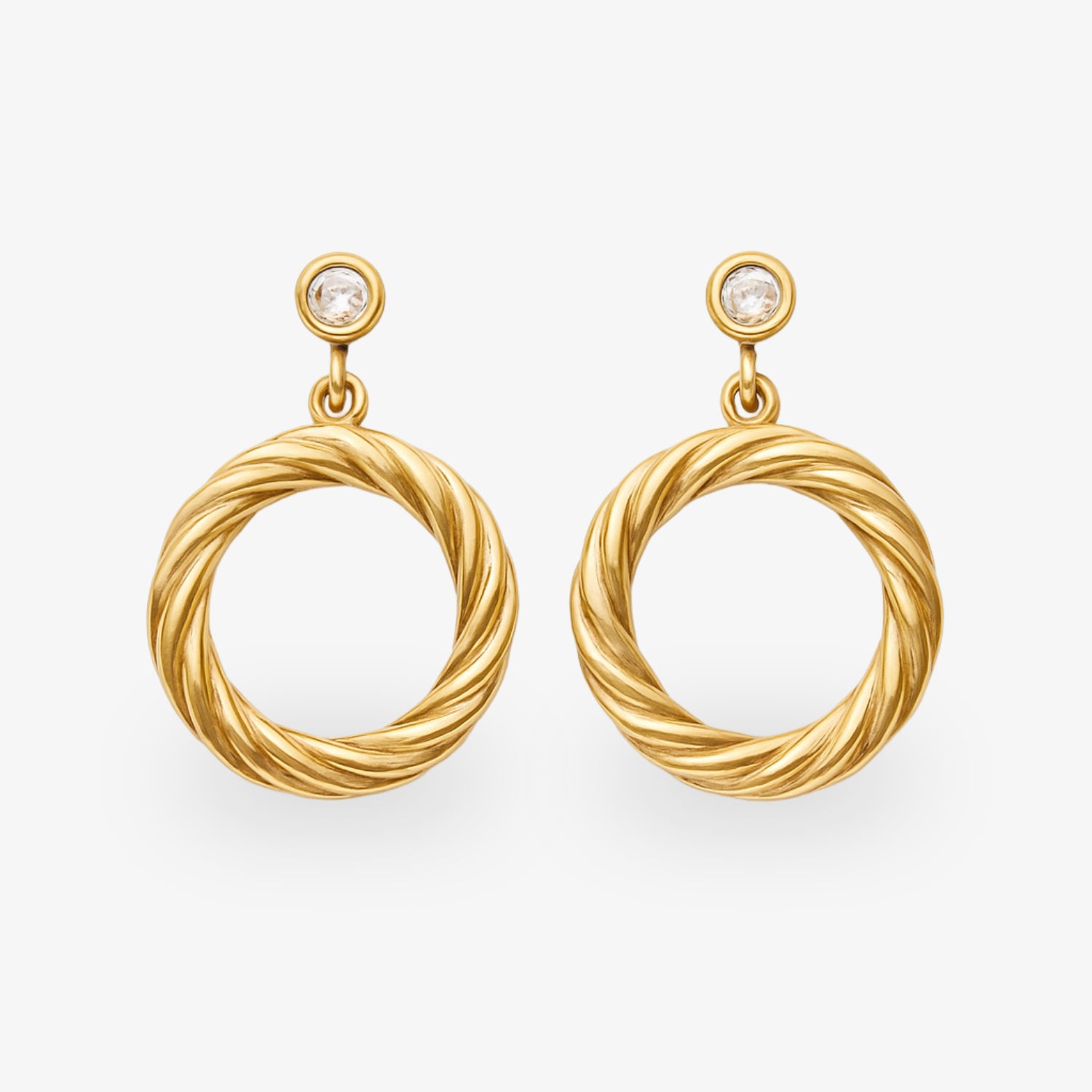 Goldene Ohrringe mit gedrehten Kreisen und kleinen, runden Steinen oben, auf weißem Hintergrund.