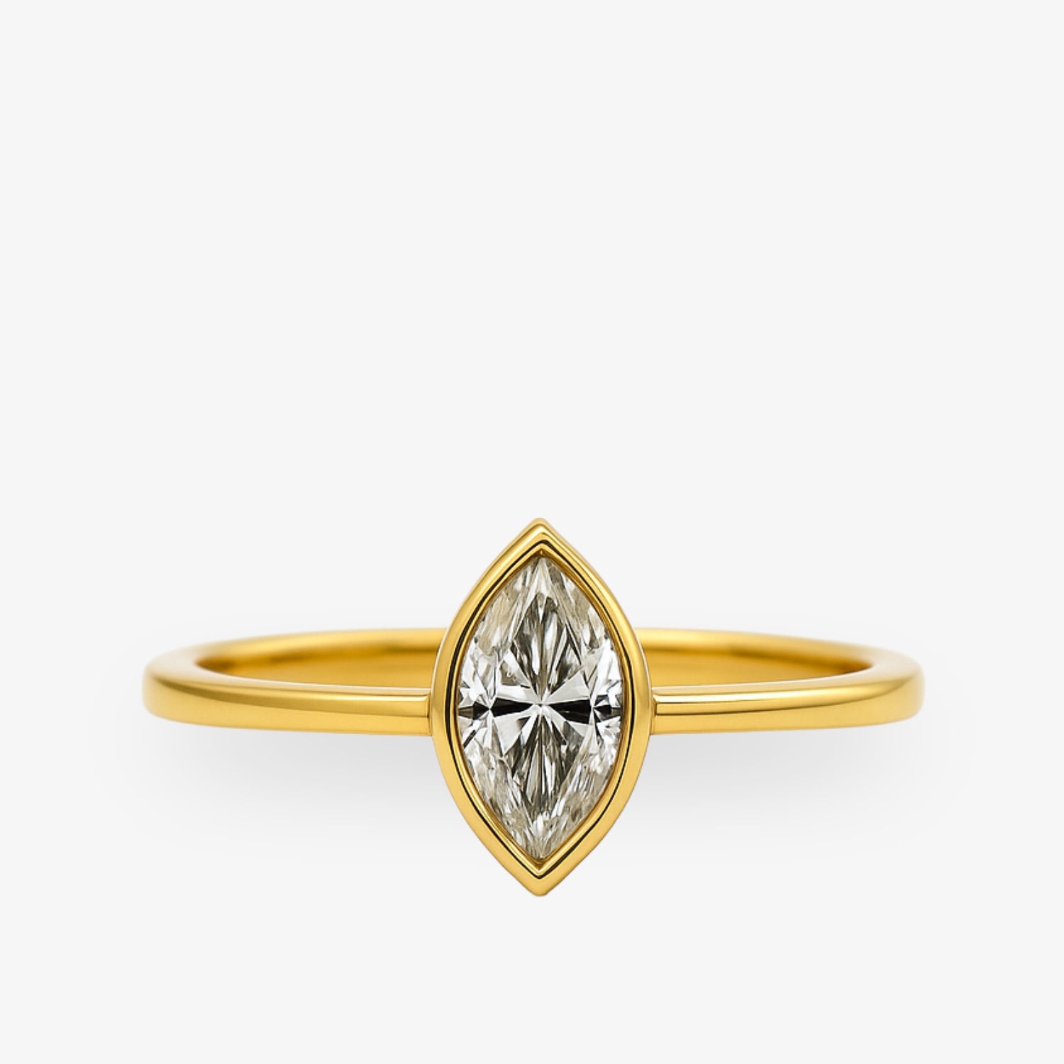 Goldener Ring mit marquiseförmigem Diamanten in der Mitte, vor weißem Hintergrund.