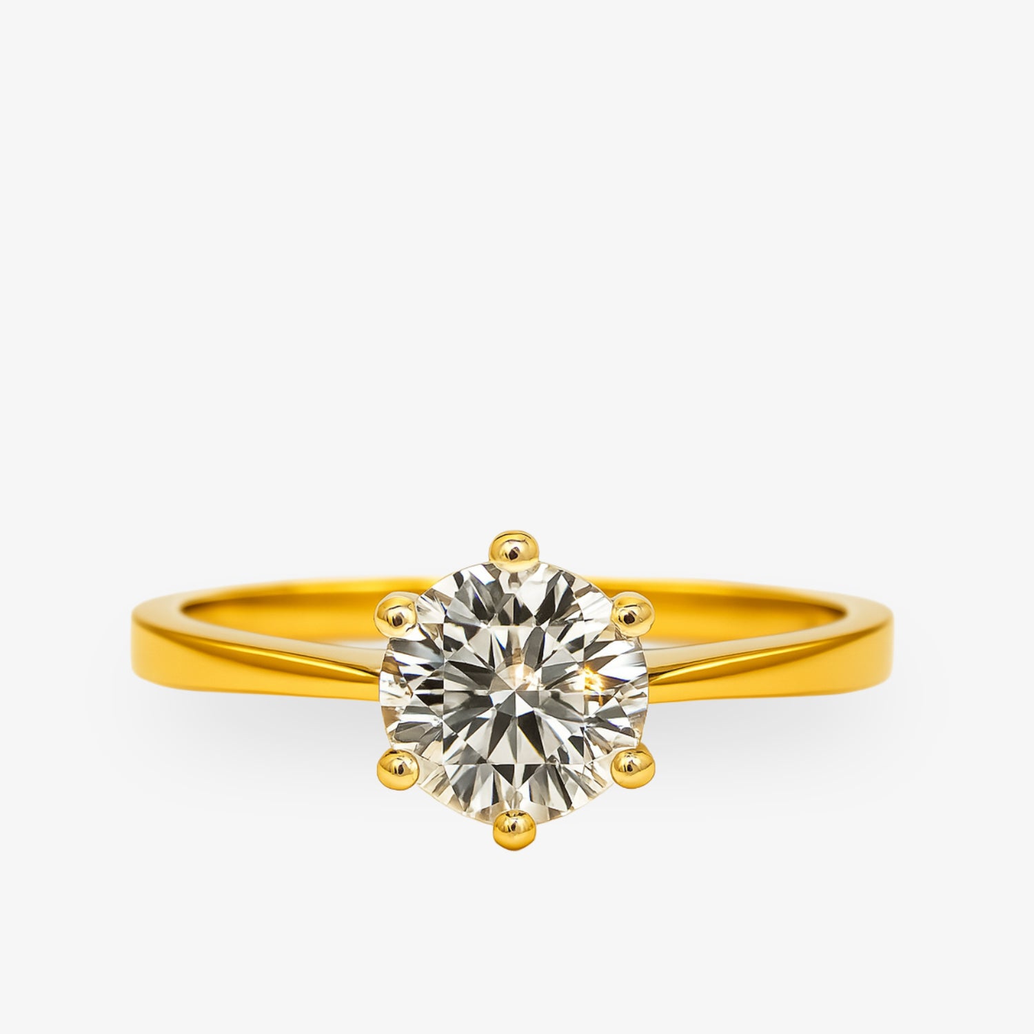 Goldener Ring mit großem, rundem Diamanten in Krappenfassung, vor weißem Hintergrund.