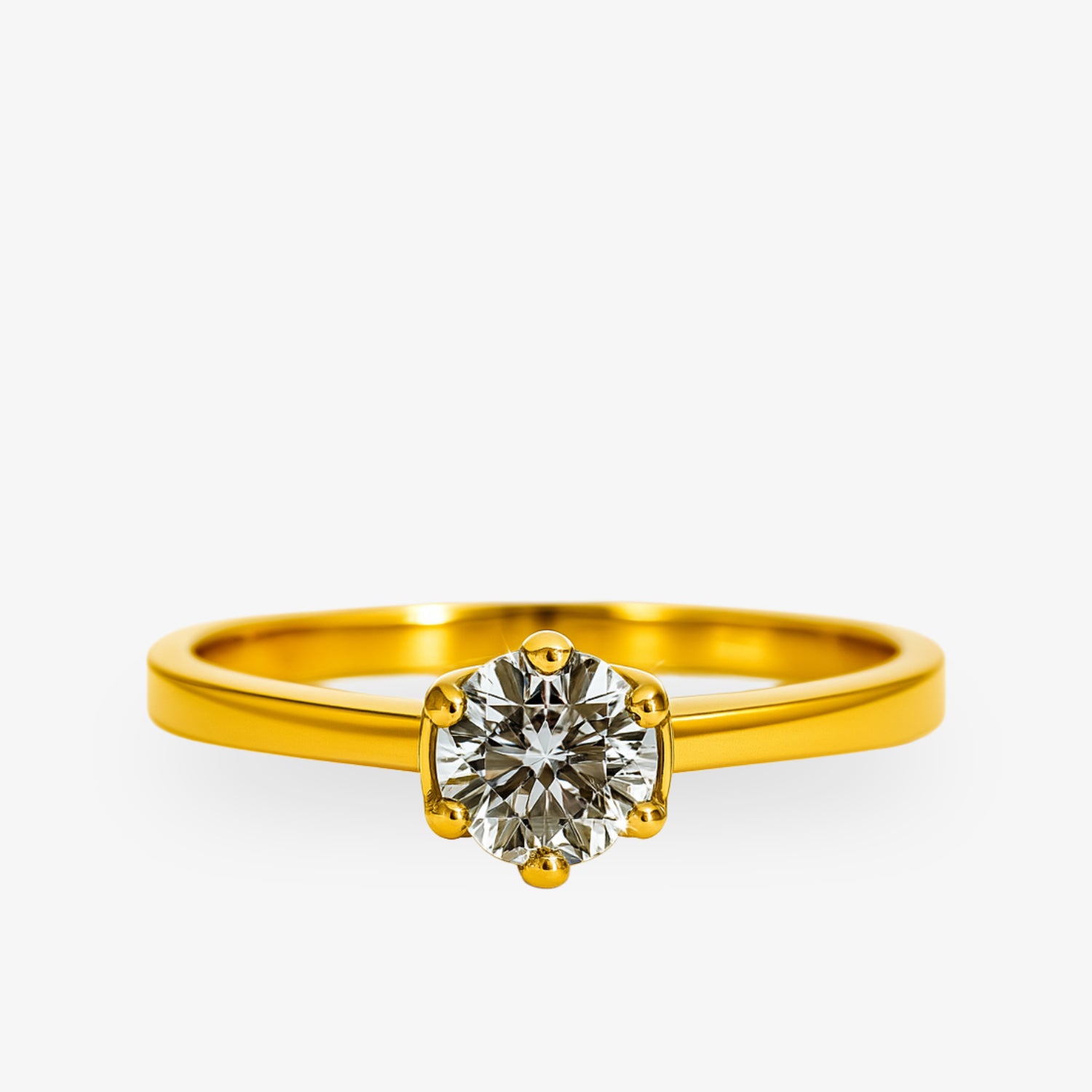 Goldener Ring mit einem großen, runden Diamanten auf weißem Hintergrund.