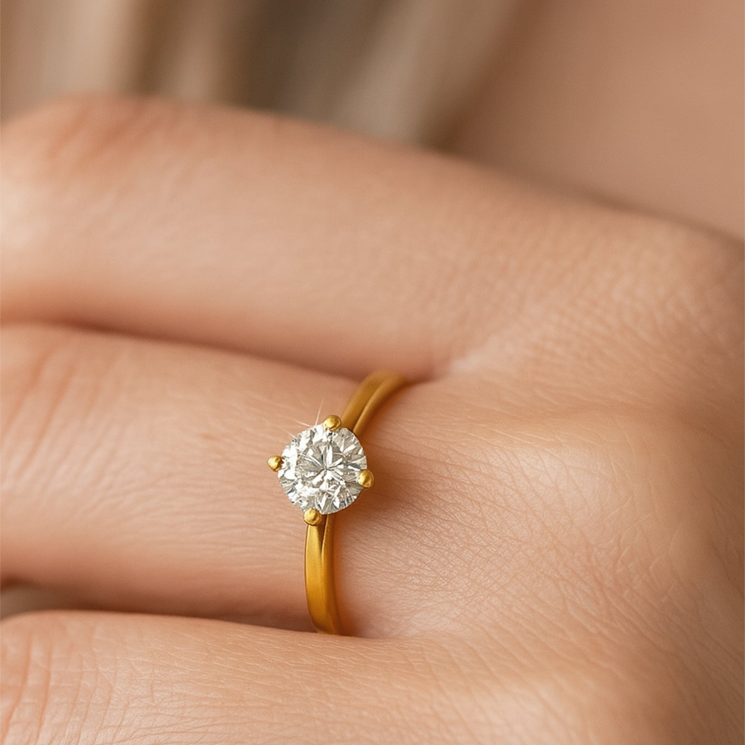 Goldener Ring mit rundem Diamanten an einem Finger.