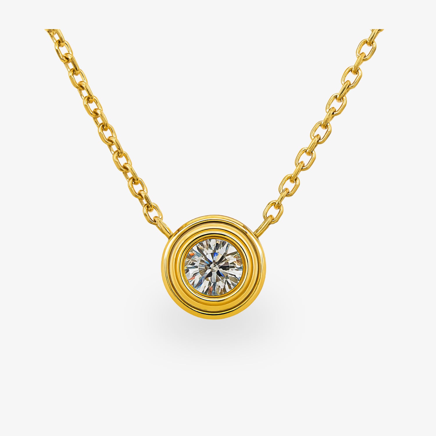 Goldene Halskette mit einem runden Diamantanhänger in einer Fassung auf weißem Hintergrund.
