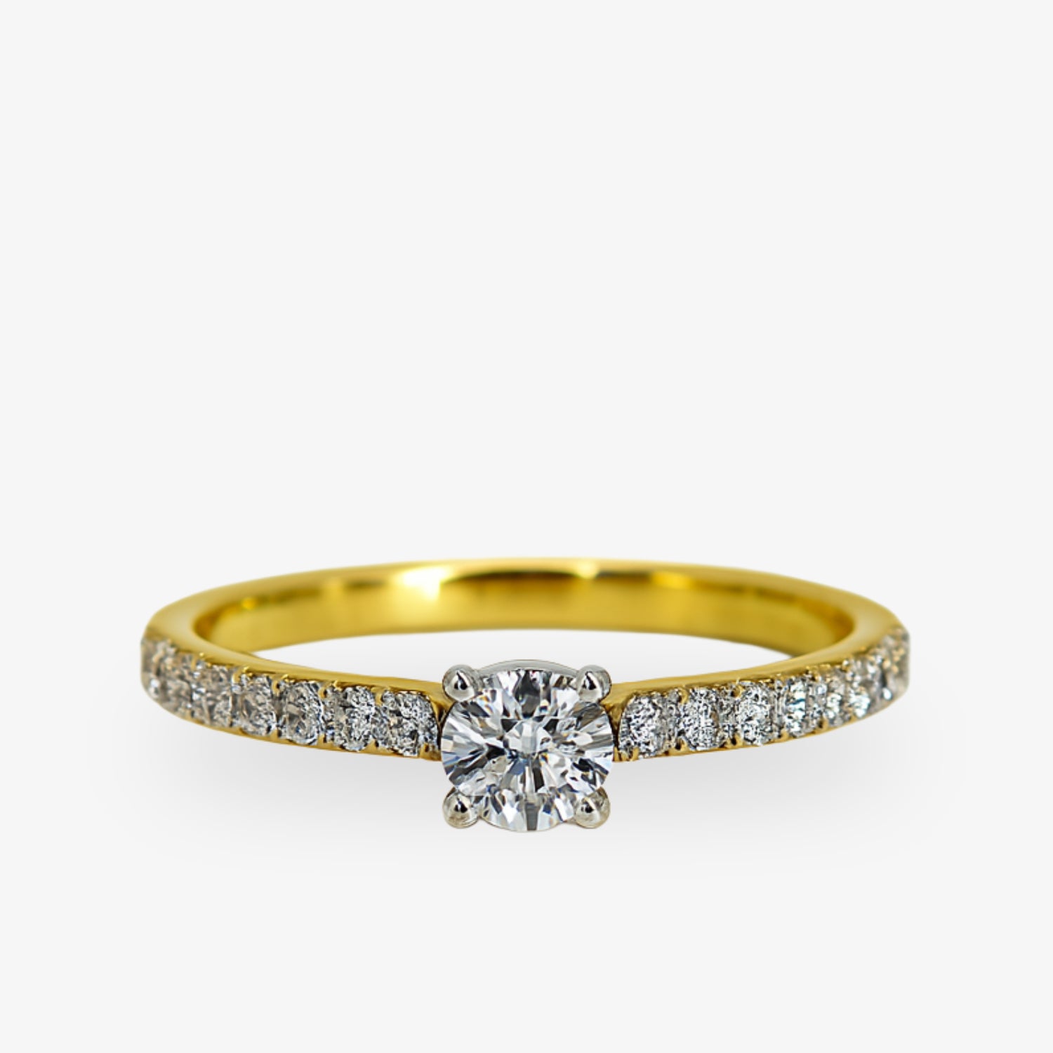 Goldener Ring mit einem großen, zentralen Diamanten und kleineren Diamanten auf der Ringschiene, auf weißem Hintergrund.