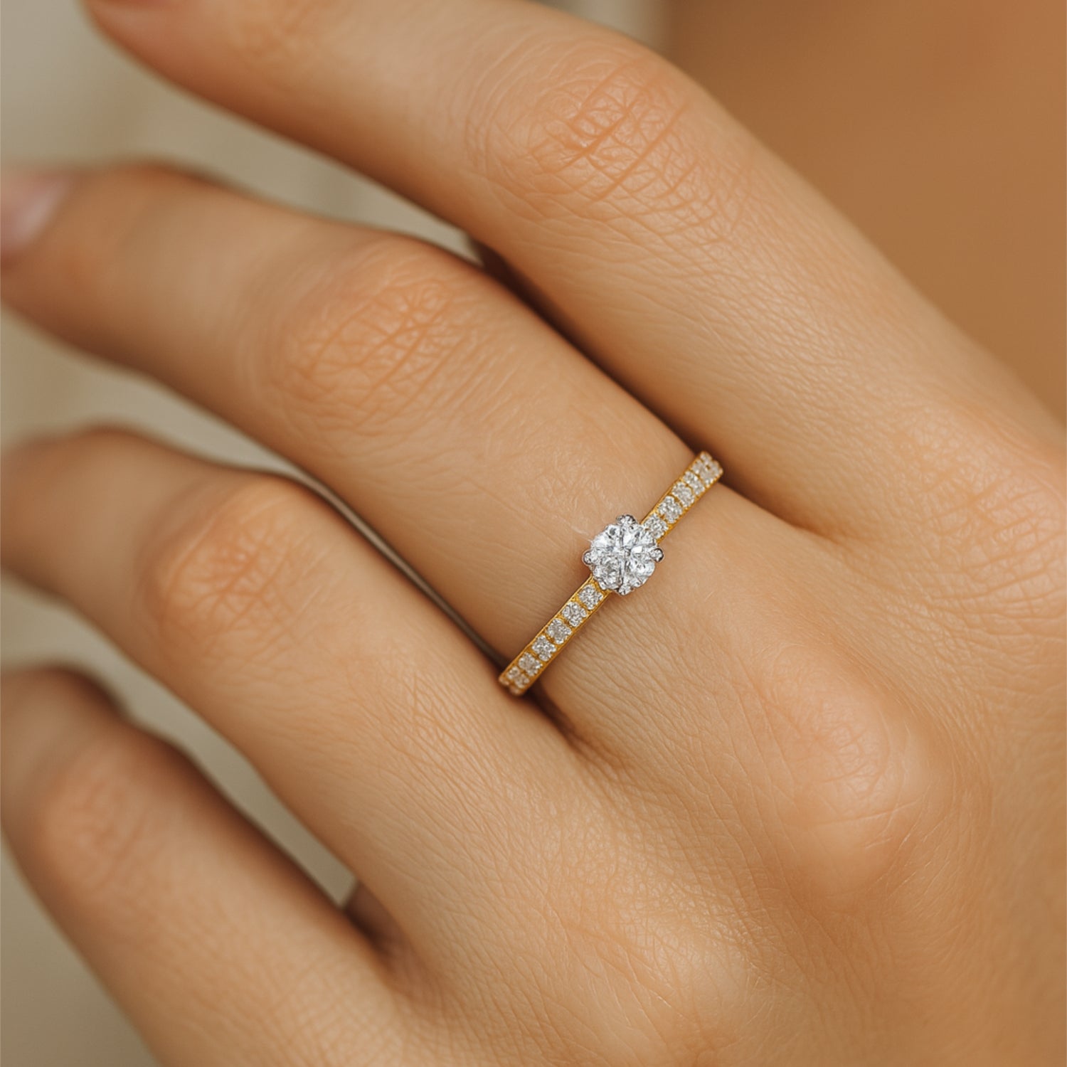 Hand mit einem goldenen Verlobungsring, verziert mit einem glänzenden Diamanten.