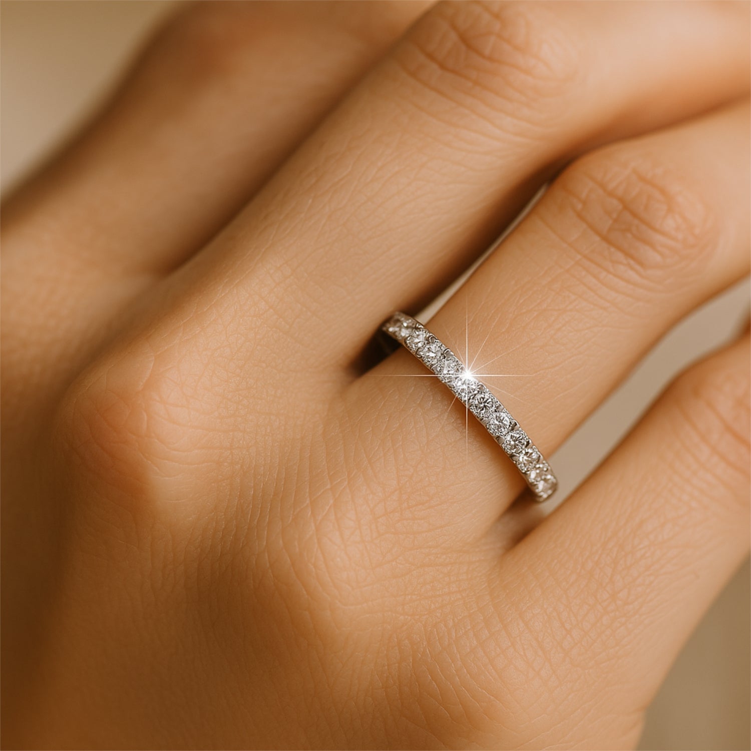 Nahaufnahme eines Fingers mit einem funkelnden Diamantring.
