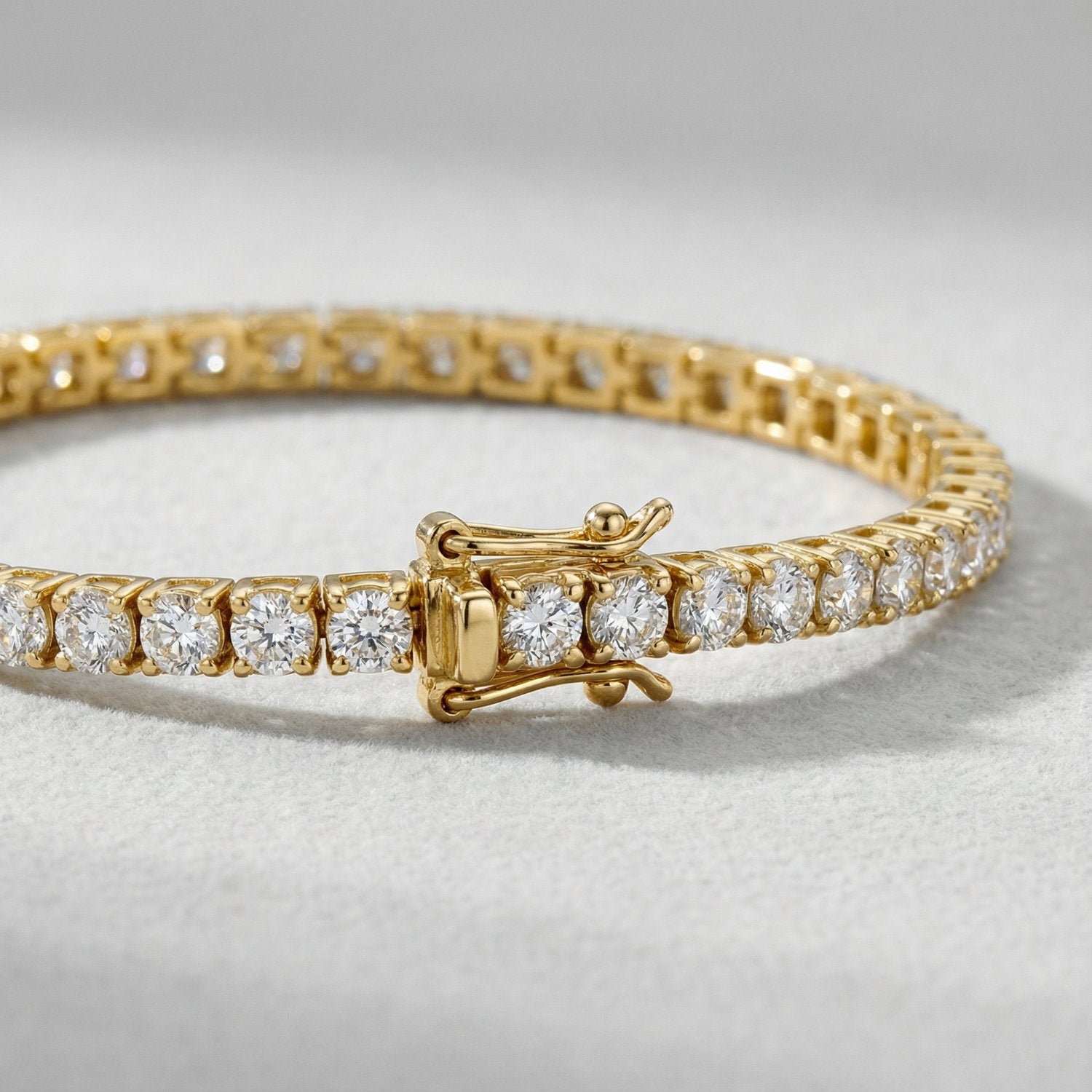 Tennisarmband aus 585er Gelbgold mit funkelnden Brillanten, stilvolles Accessoire für jeden Anlass.