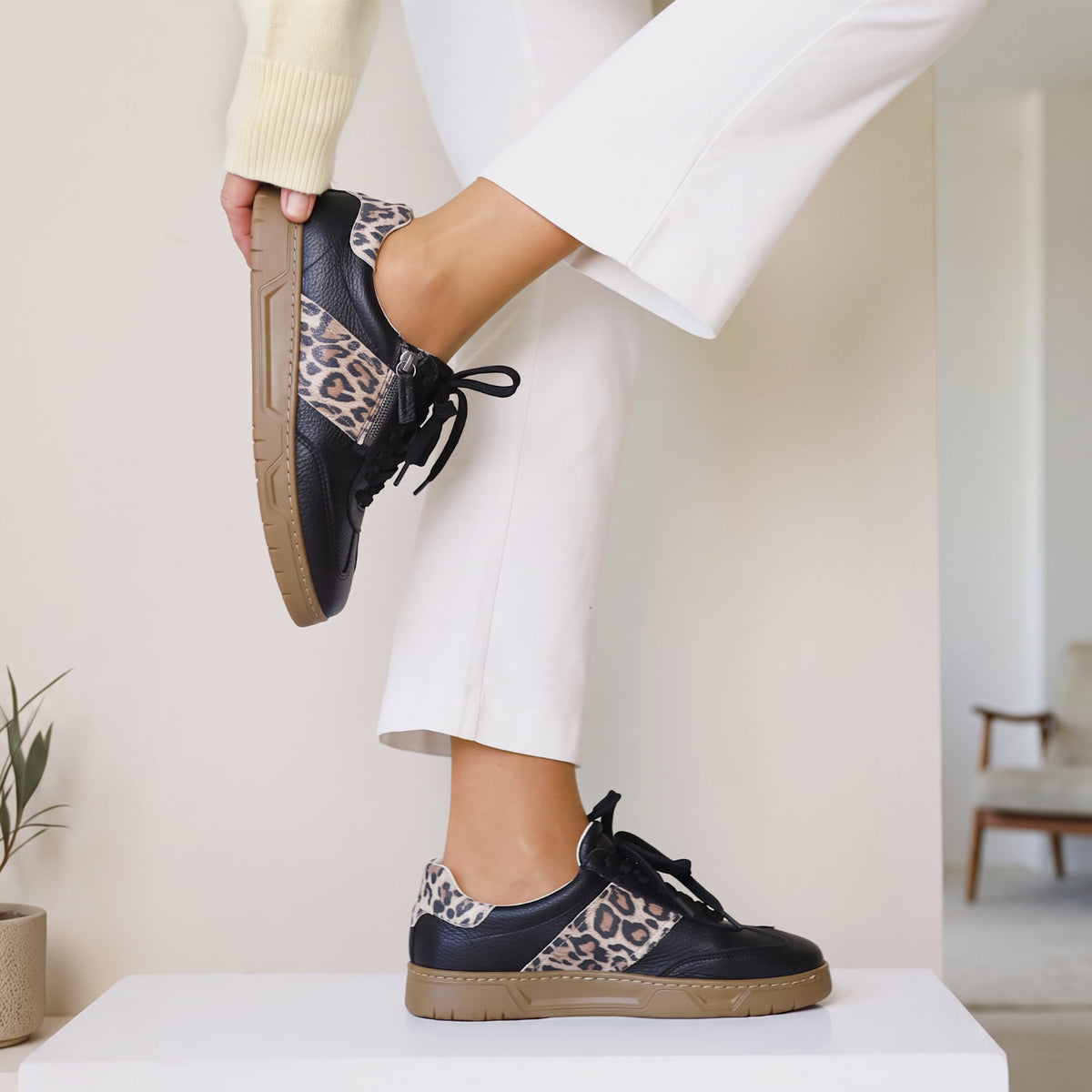 VITAFORM Sneaker Hirschleder Moléson in Schwarz-Leo – Ansicht 8