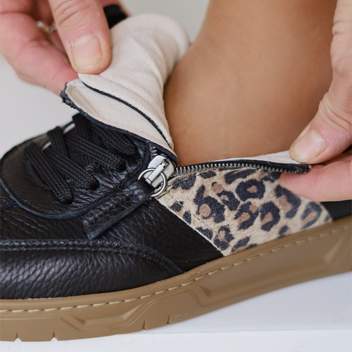 VITAFORM Sneaker Hirschleder Moléson in Schwarz-Leo – Ansicht 6