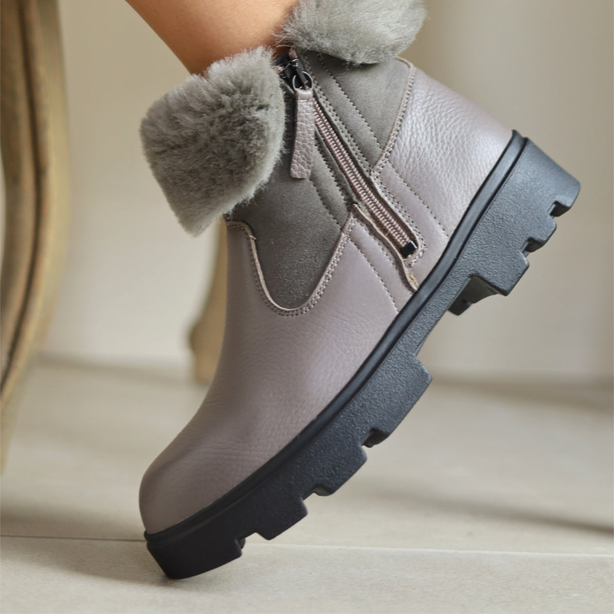 VITAFORM Stiefelette Hirschleder mit Lammfellfutter Davos in Dunkeltaupe – Ansicht 5