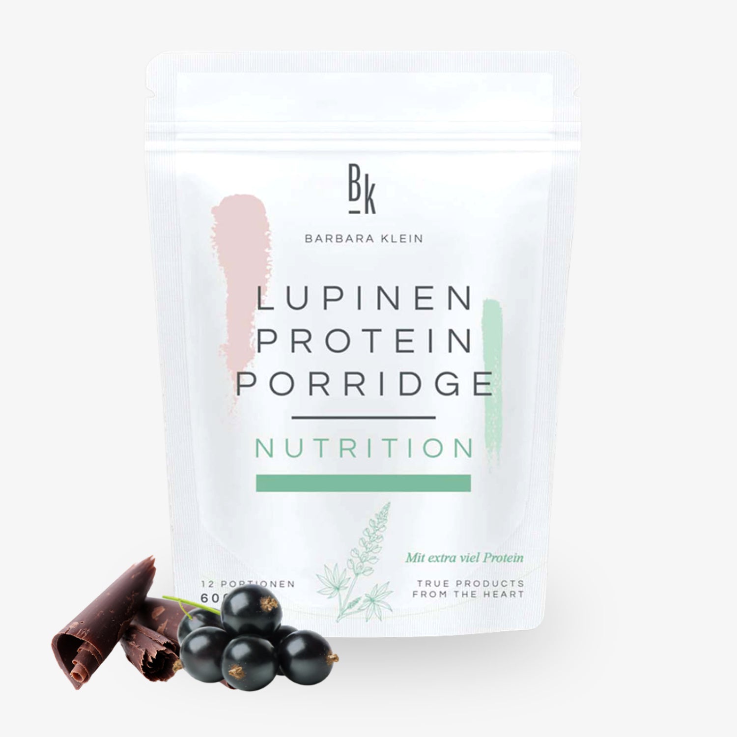 Verpackung von Lupinen Protein Porridge und daneben Schokoladenstückchen und schwarze Johannisbeeren.