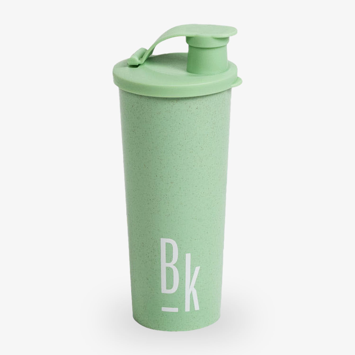 Hellgrüner Becher mit Deckel und dem weißen „B_k“-Logo auf der Vorderseite, vor weißem Hintergrund.