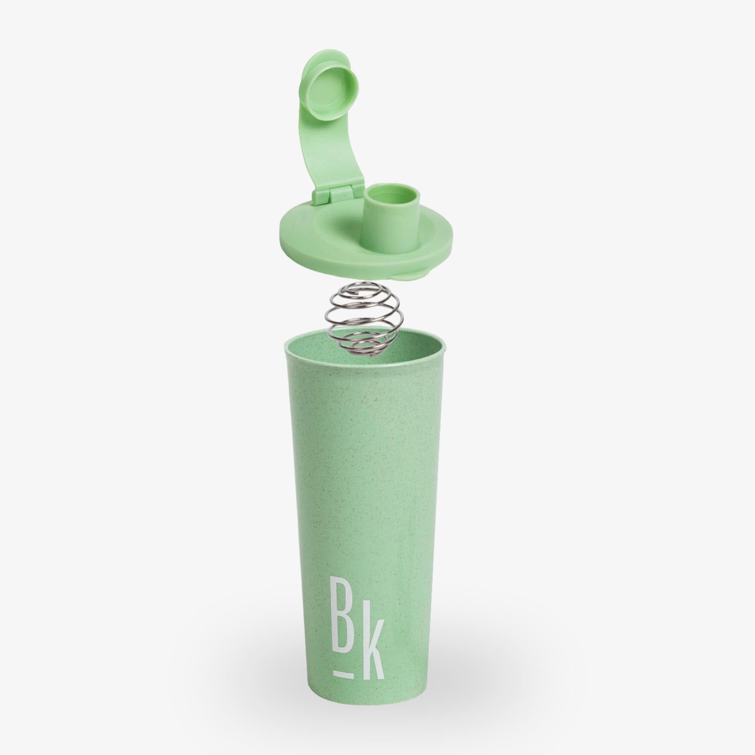Grüner Shaker-Becher mit entferntem Deckel und einer Metallspirale, die darüber schwebt, vor weißem Hintergrund.