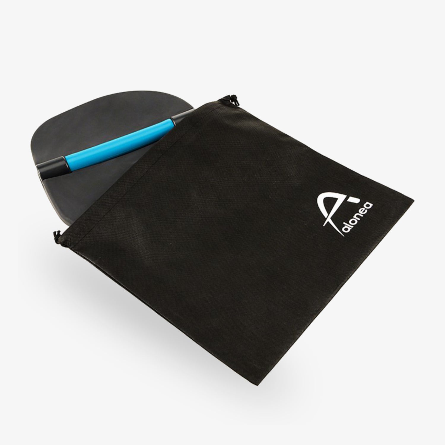 Ein schwarzer Beutel mit Logo, aus dem ein schwarz-blaues Paddel herausschaut, auf weißem Hintergrund.