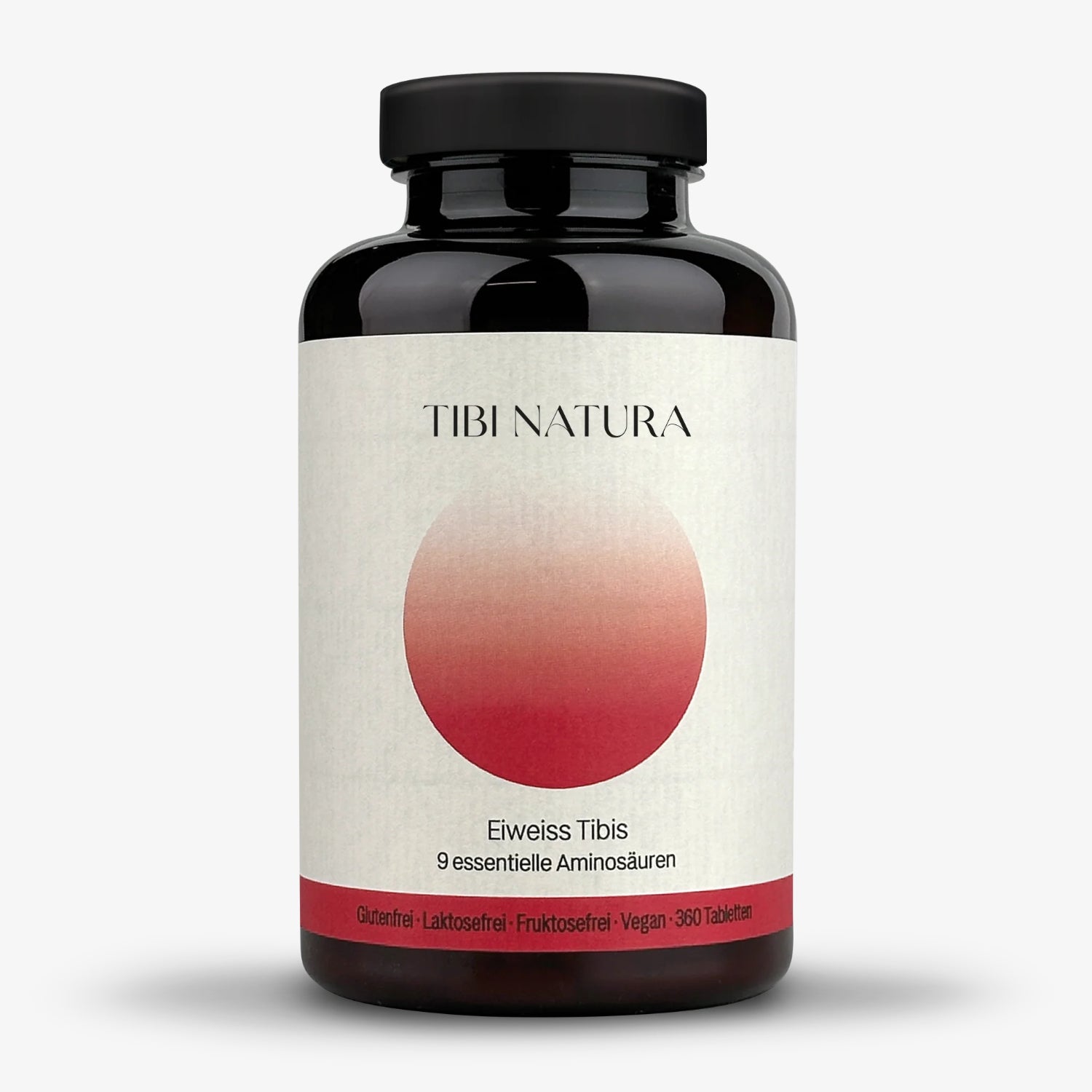 Eine schwarze Flasche mit einem Etikett von Tibi Natura, das Eiweiß Tibis mit 9 essentiellen Aminosäuren beschreibt.