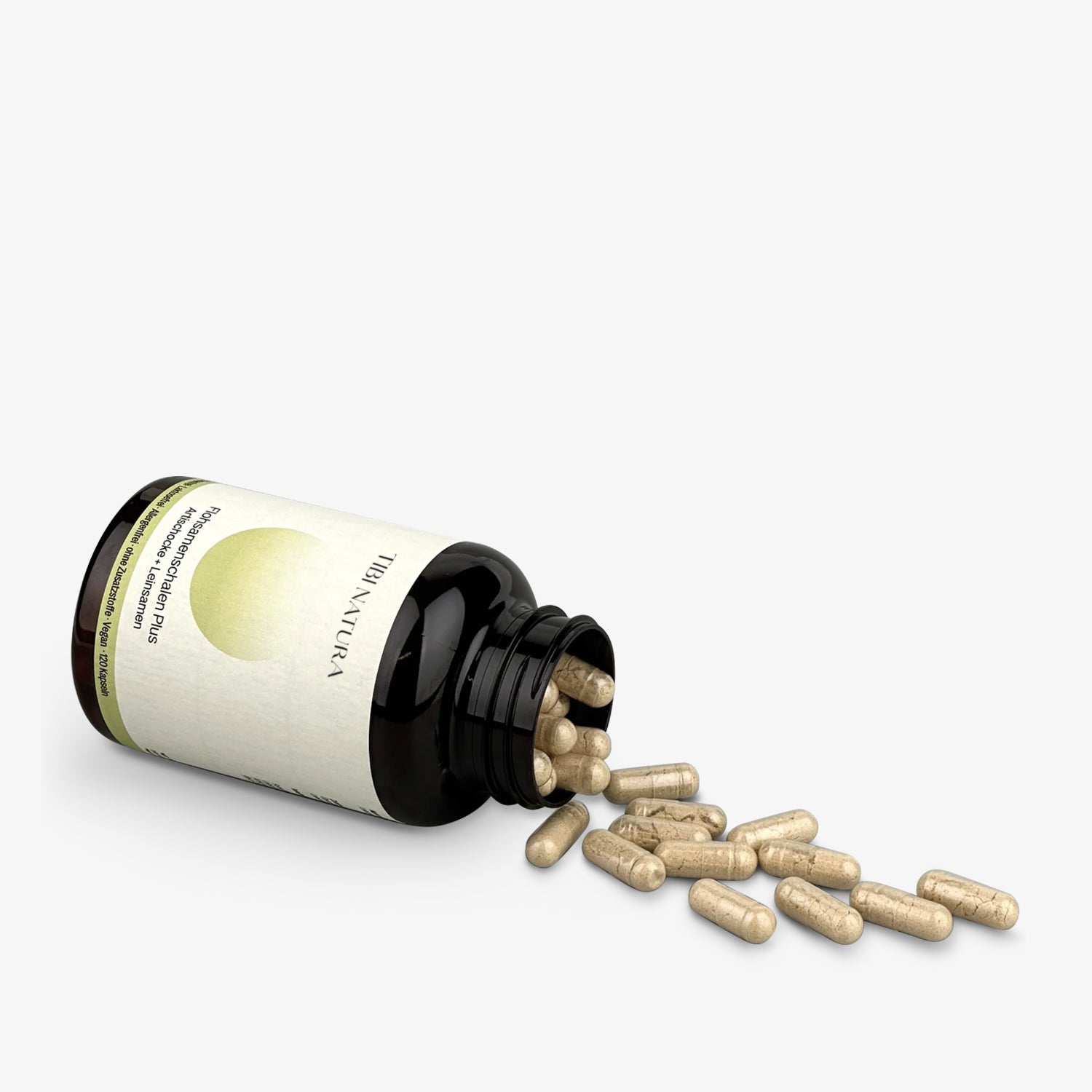 Geöffnete Medikamentenflasche, aus der beige Kapseln auf eine weiße Oberfläche herausfallen.