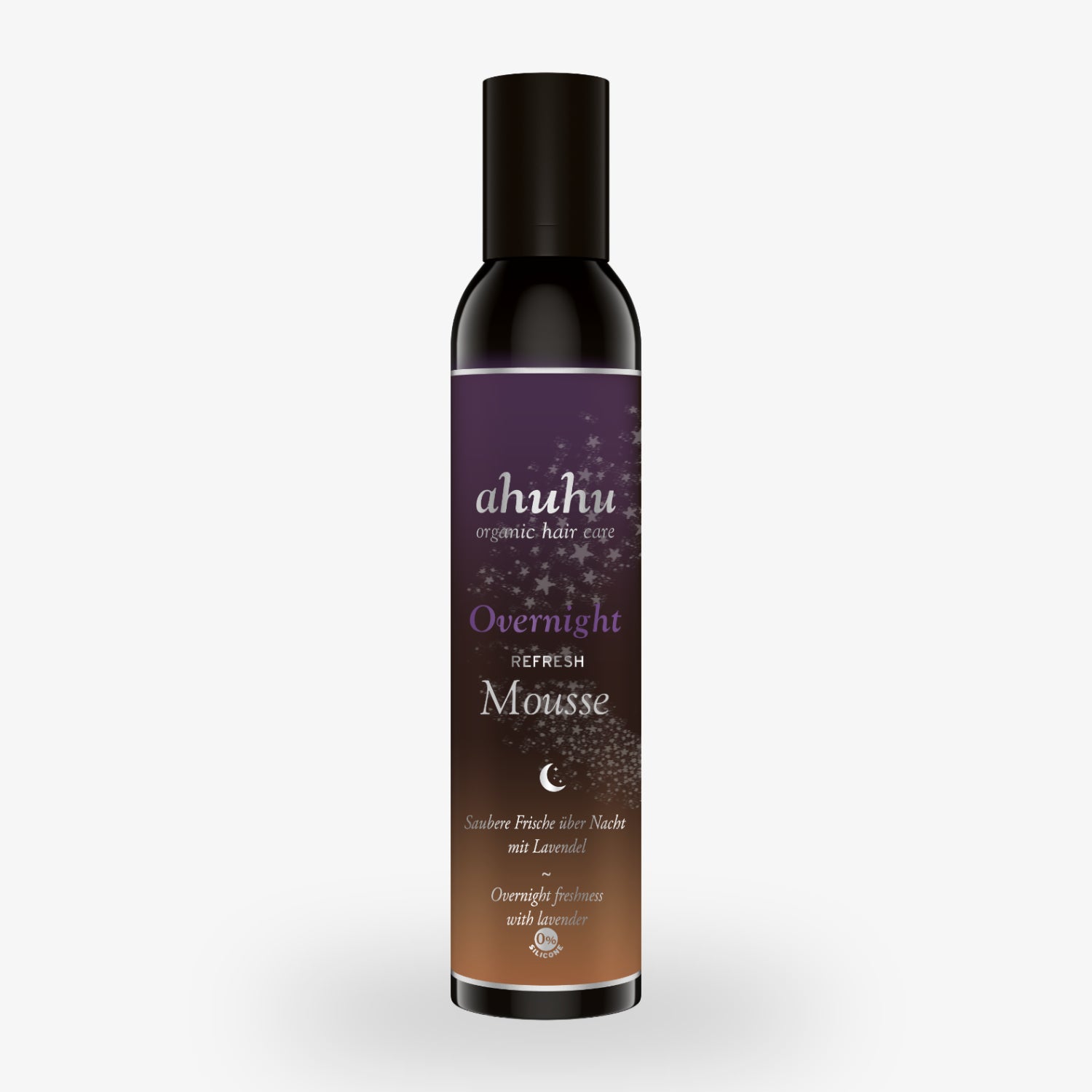 Schwarze Flasche mit lila Etikett "ahuhu organic hair care Overnight Mousse" und Sternenmotiv auf weißem Hintergrund.