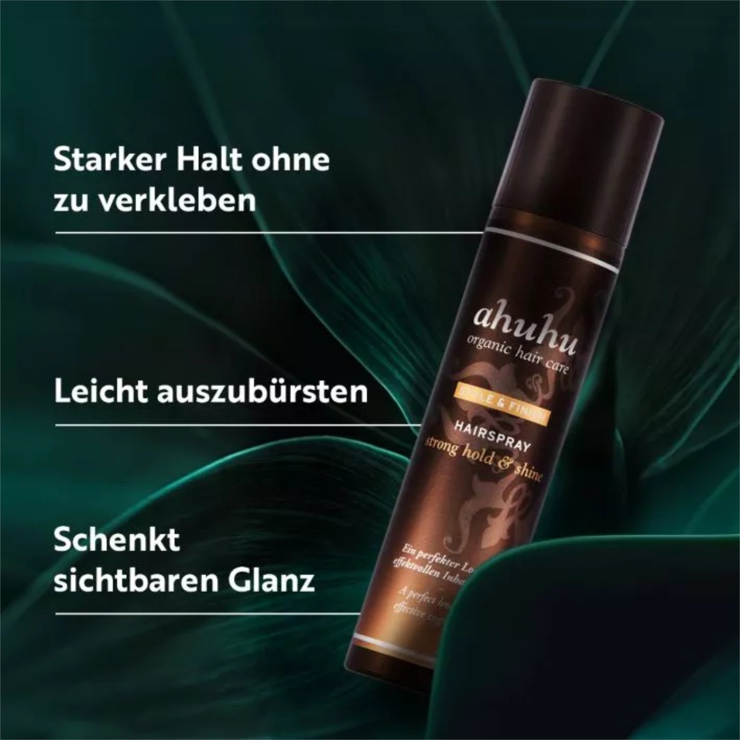 Eine Flasche Ahuhu Haarspray vor einem grünen Hintergrund mit Text zu seinen Vorteilen: starker Halt und Glanz.