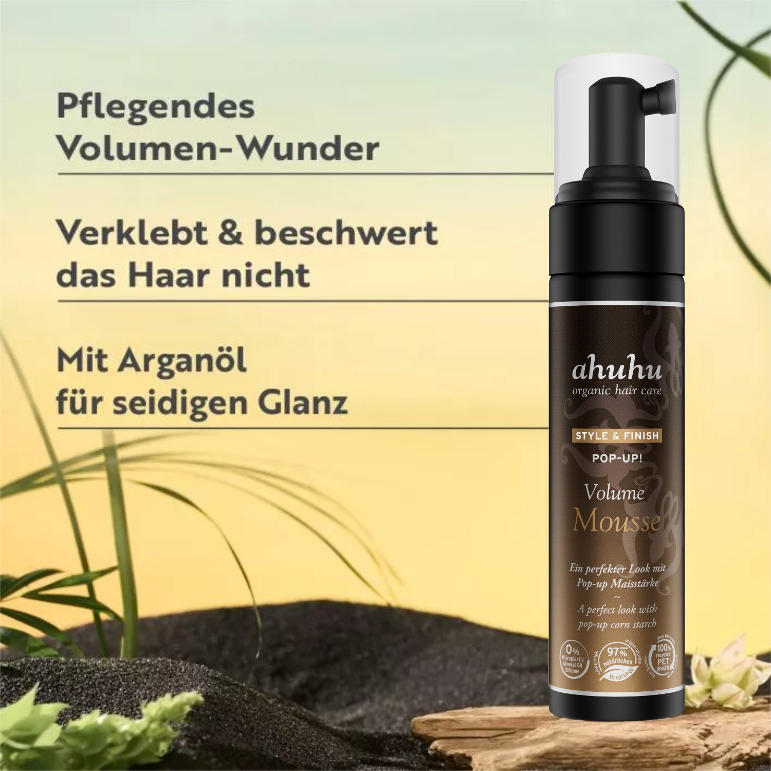 Haarschaumflasche vor einem Hintergrund mit Pflanzen und Produkten, mit Text über Volumen und Arganöl für Glanz.