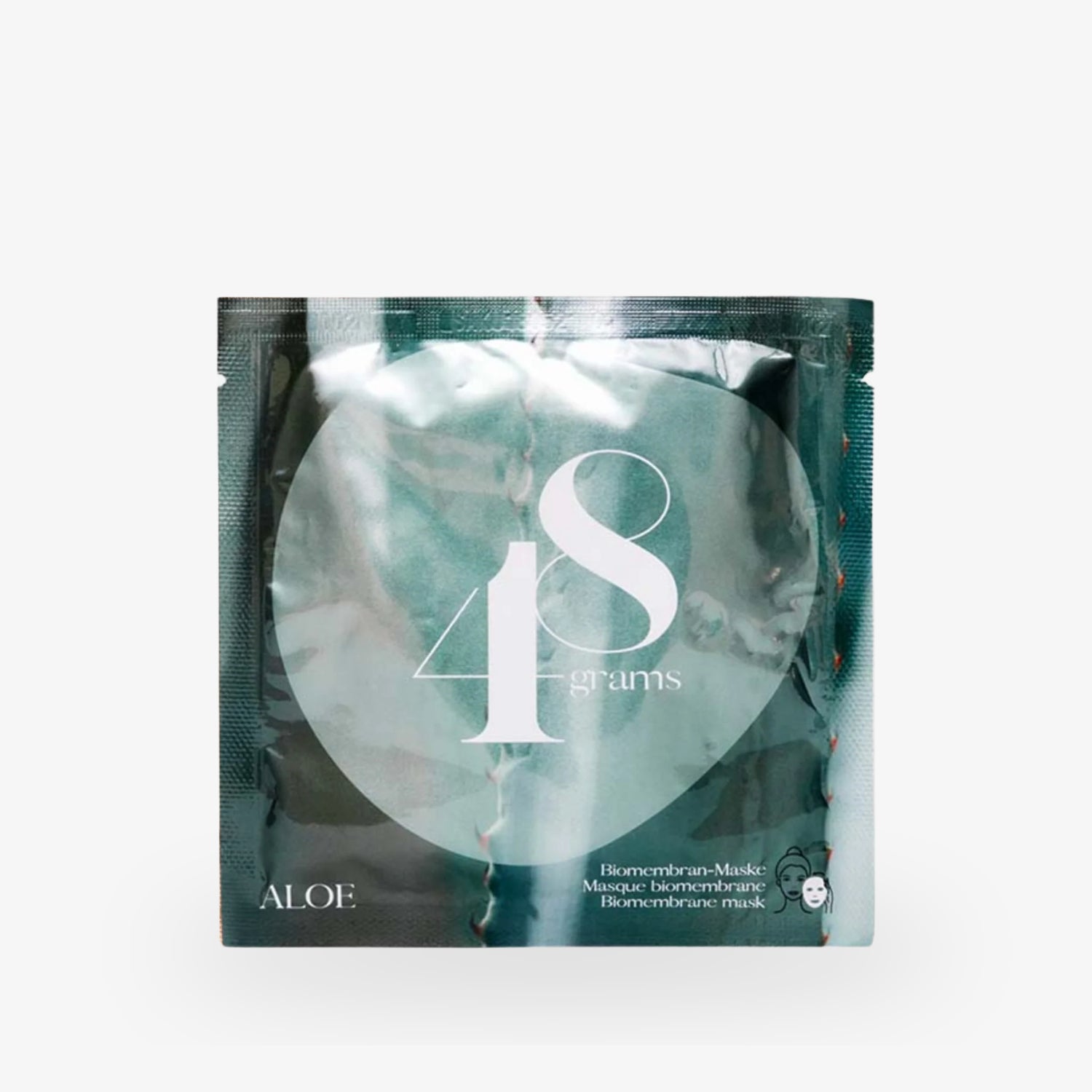 Verpackung einer Aloe-Biomembran-Gesichtsmaske mit der Aufschrift "48 grams" auf einem graugrünen Hintergrund.