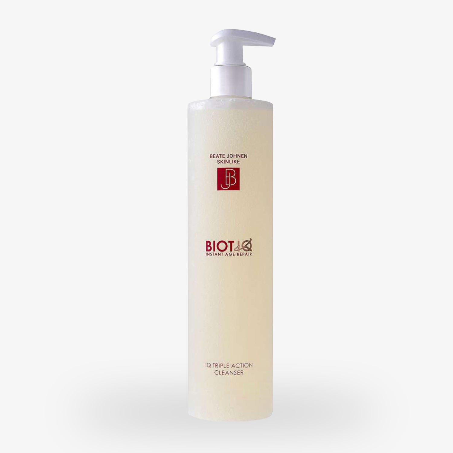 Transparente Flasche mit Spenderaufsatz, beschriftet mit "BEATE JOHEN SKINLIKE BIOTIQ INSTANT AGE REPAIR IQ TRIPLE ACTION CLEANSER".