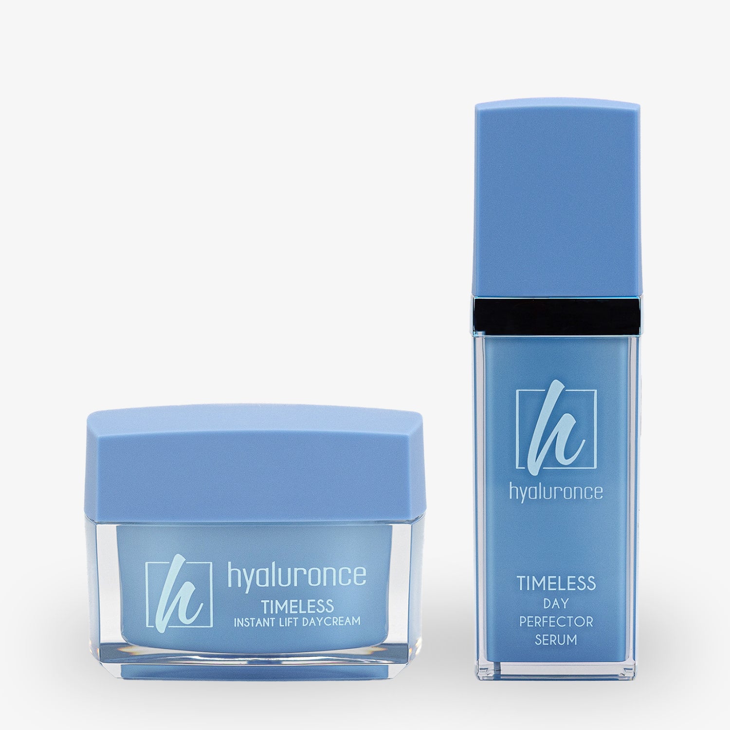 Blaue Cremetiegel und Serumflasche mit der Aufschrift "hyaluronce" vor weißem Hintergrund.